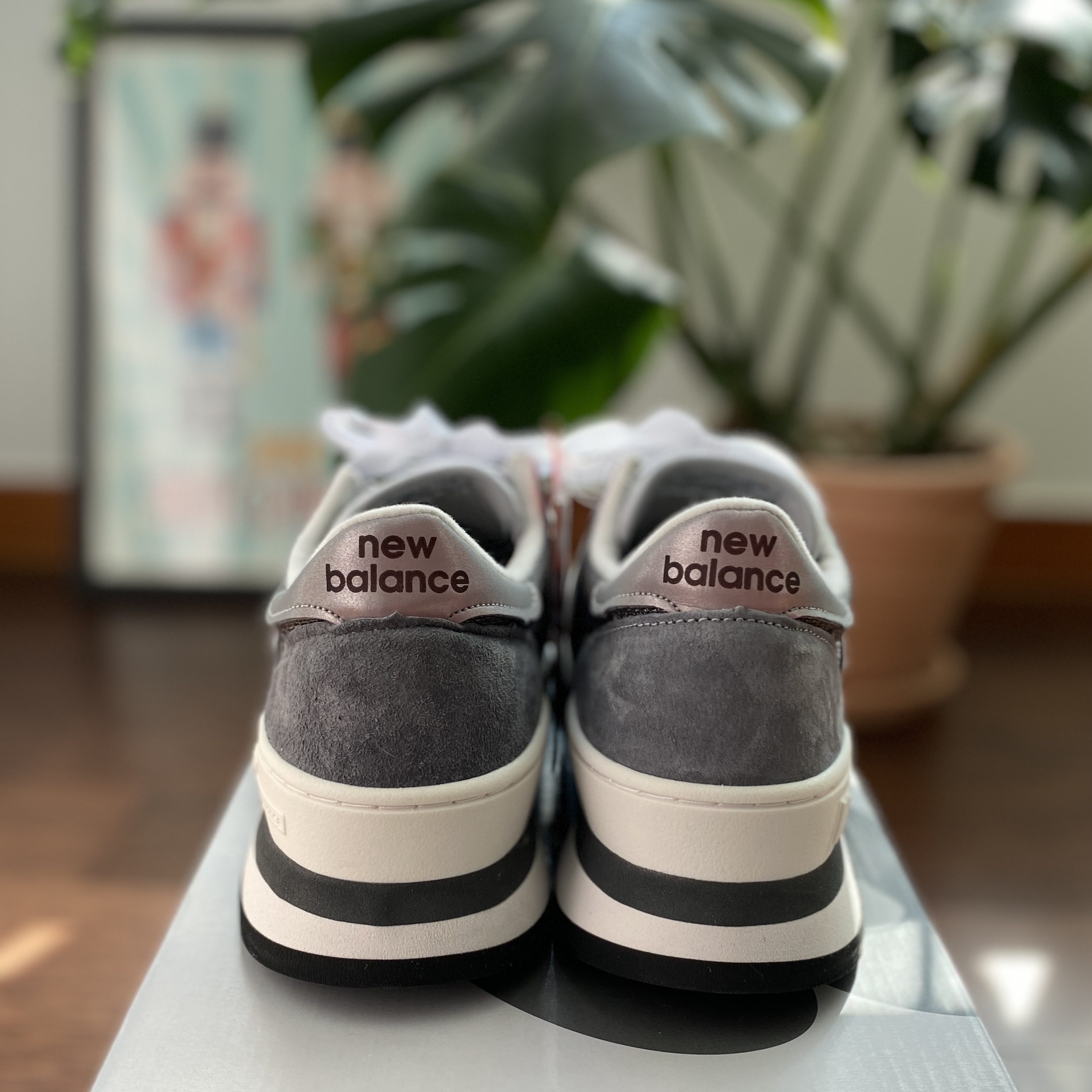 New Balance 990v1 Made in USA Grey White 착용 스타일 - 3
