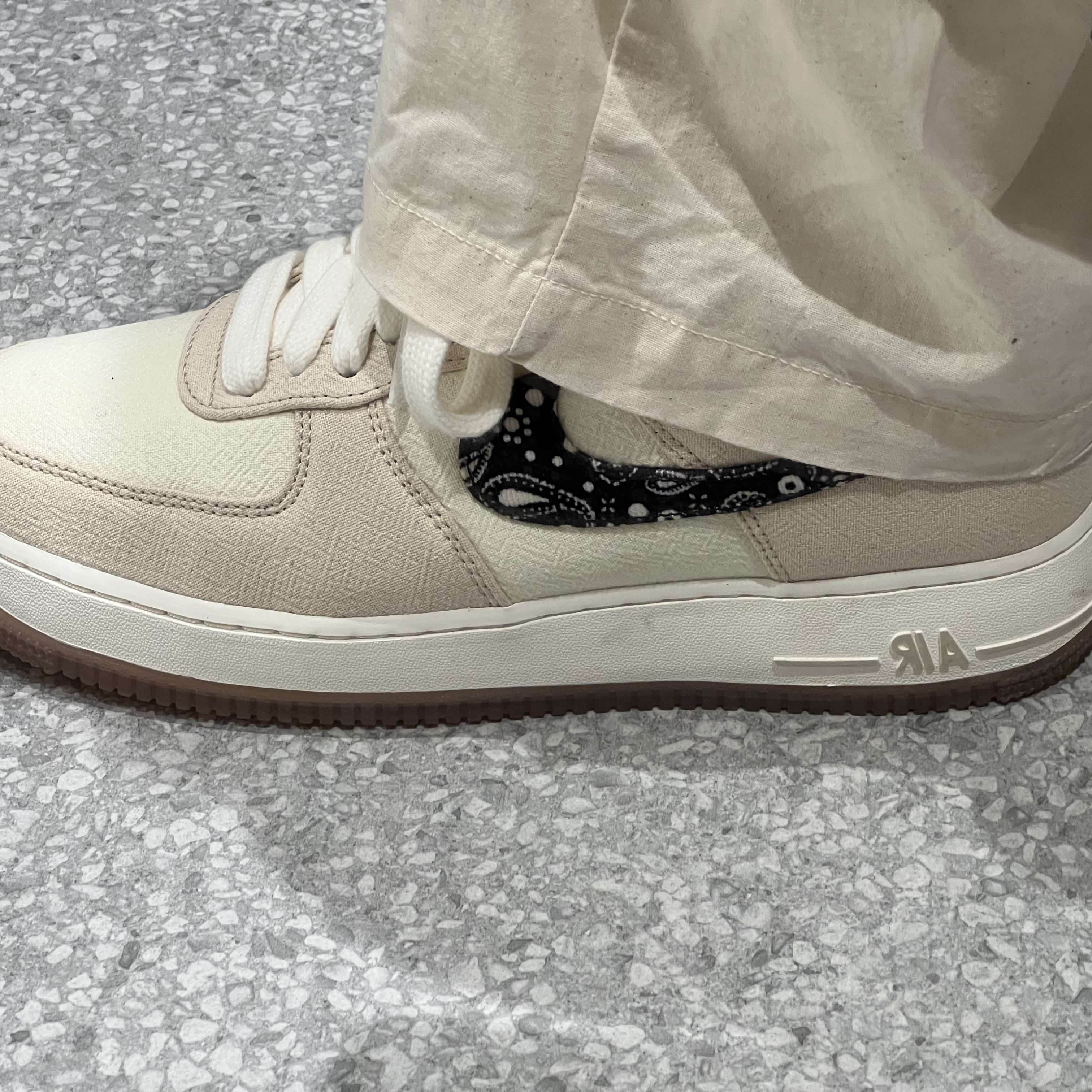 Nike Air Force 1 '07 LV8 Paisley Swoosh 착용 스타일 - 2