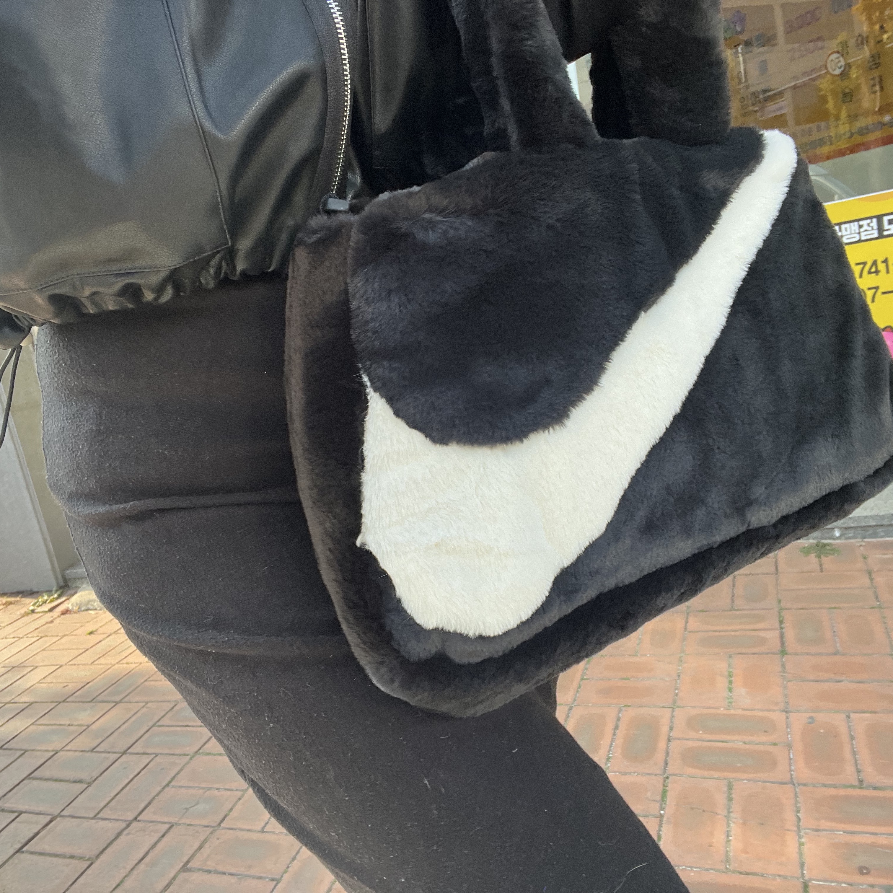 Nike NSW Faux Fur Tote Bag Black 착용 스타일 - 1
