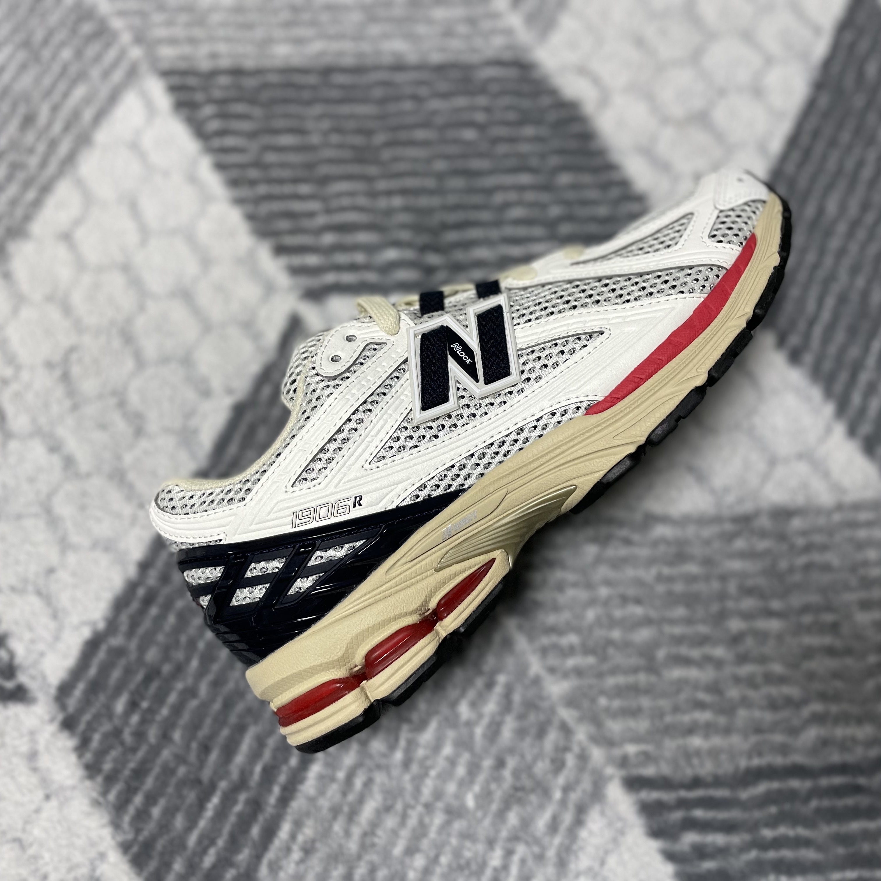 New Balance 1906R Black Red 착용 스타일 - 3