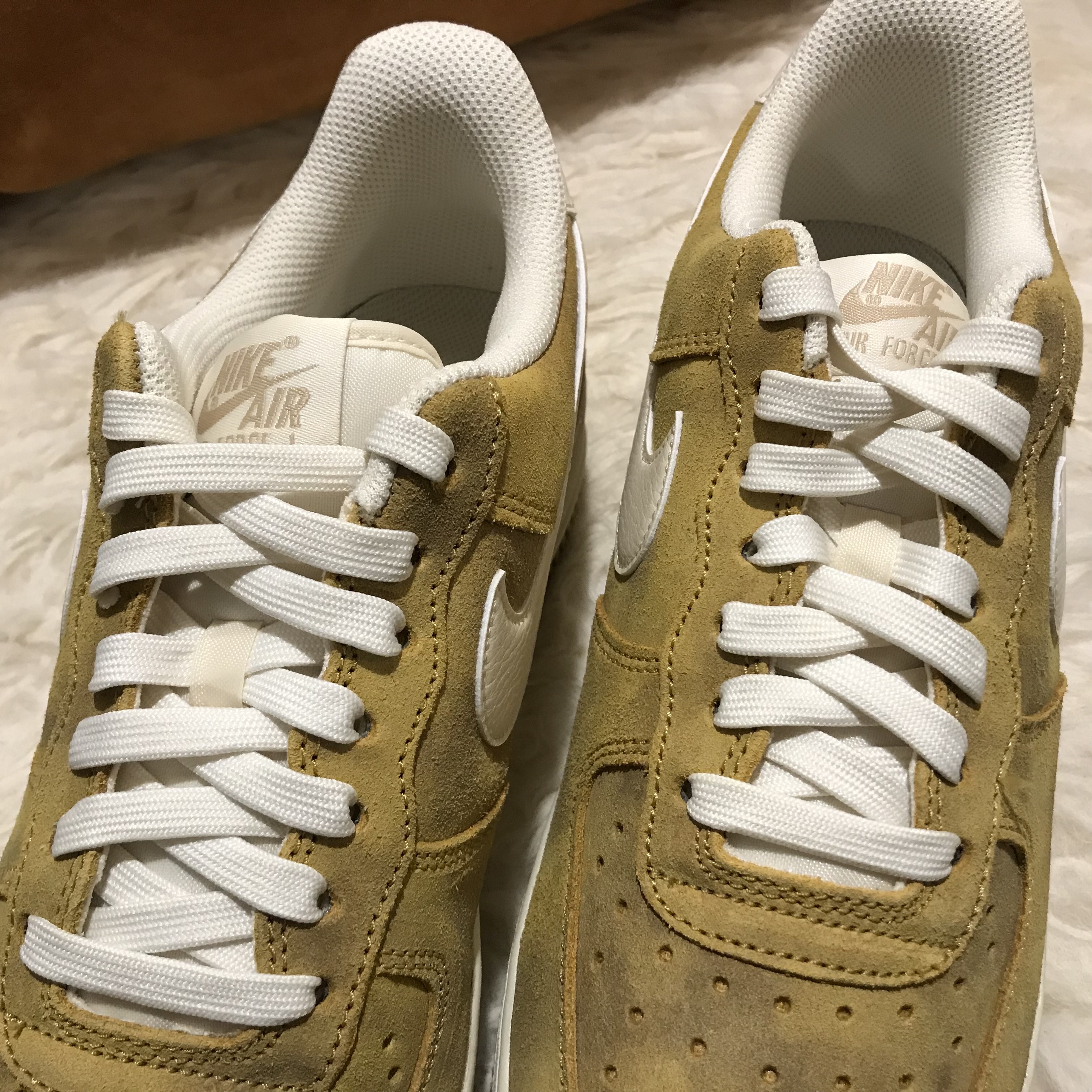 Nike Air Force 1 '07 Sanded Gold 착용 스타일 - 3