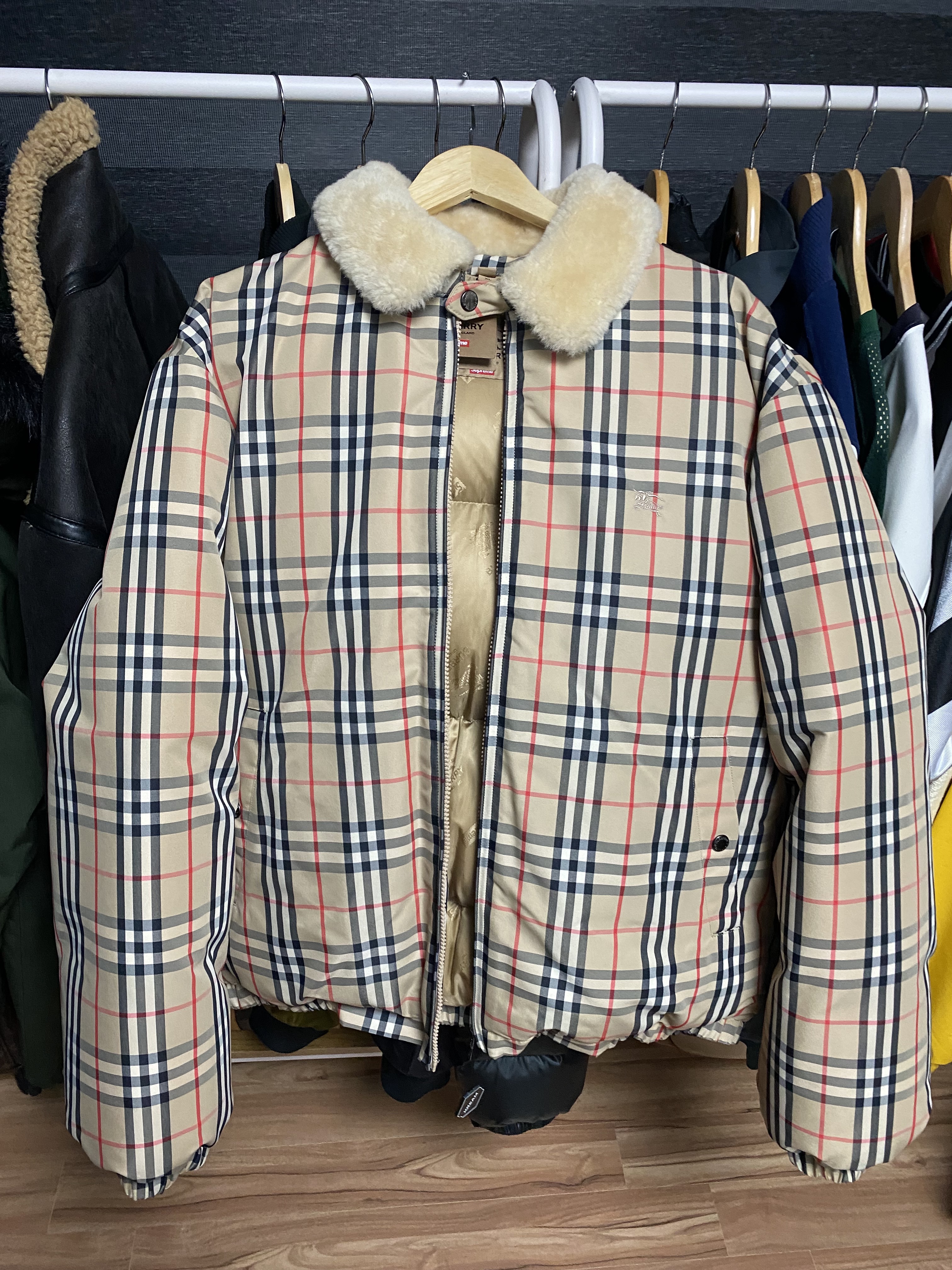 Supreme x Burberry Shearling Collar Down Puffer Jacket Beige - 22SS 착용 스타일 - 3
