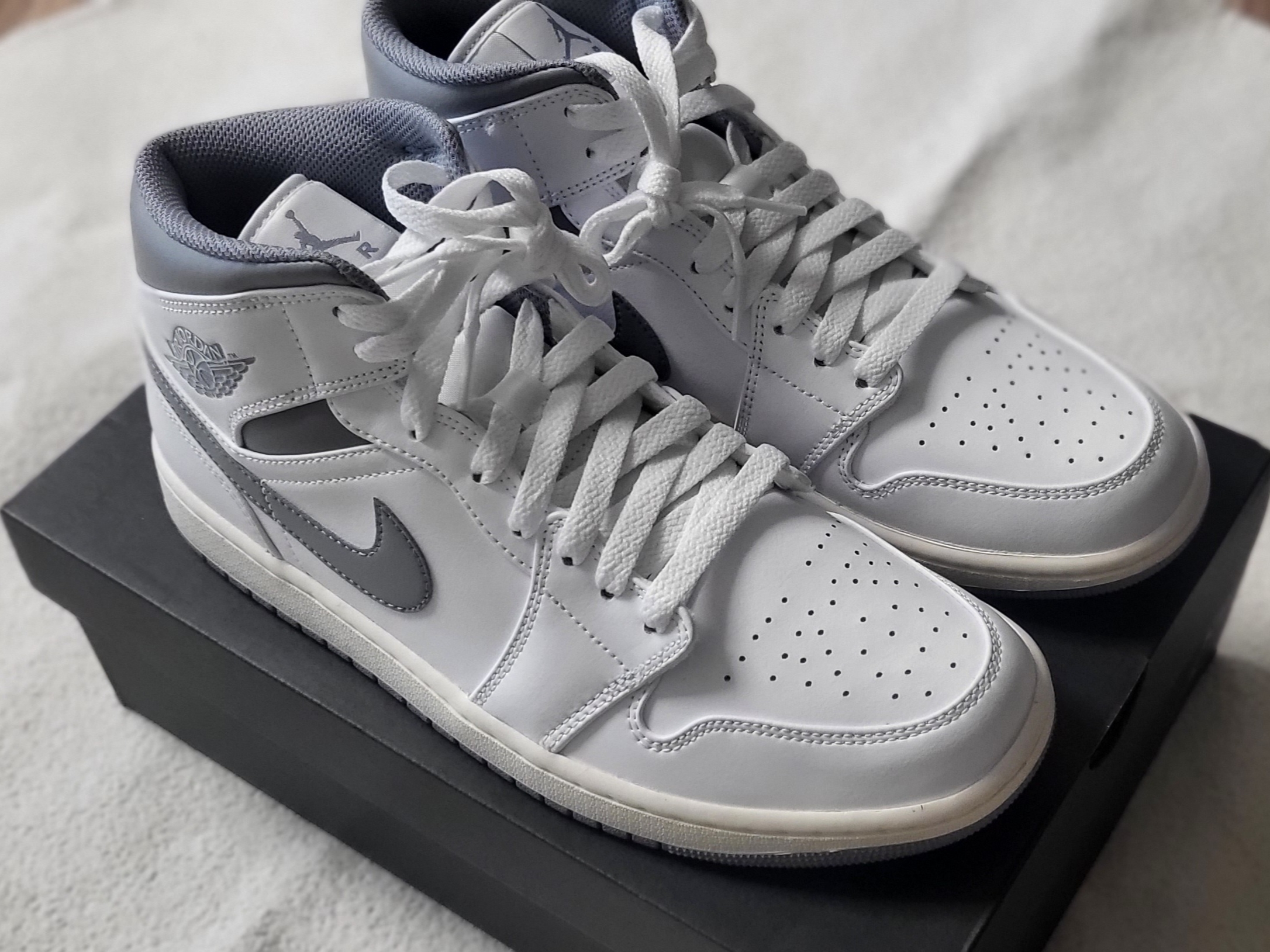 Jordan 1 Mid White Stealth 착용 스타일 - 2