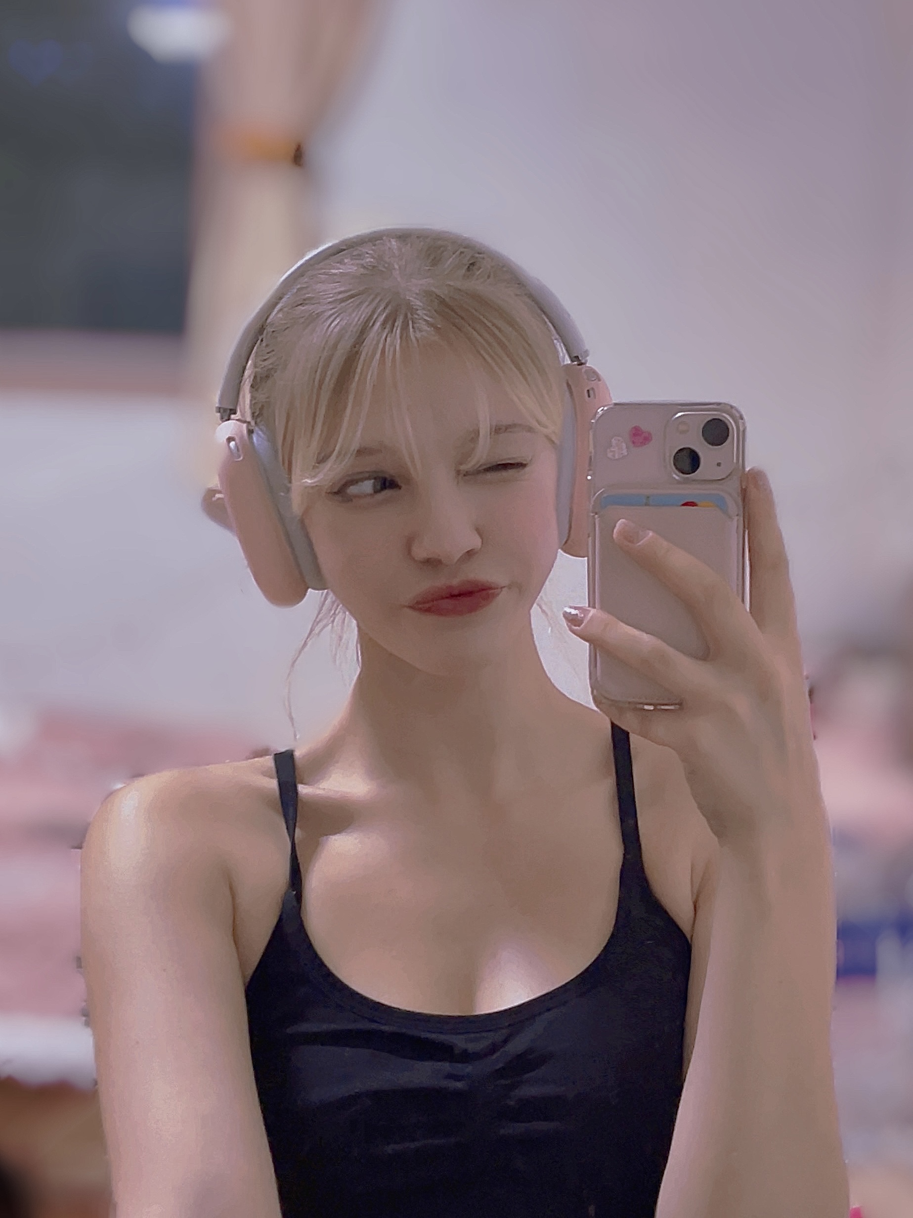 Apple AirPods Max Lightning Silver (Korean Ver.), Apple iPhone 13 Mini 128GB Pink (Korean Ver.) 착용 스타일