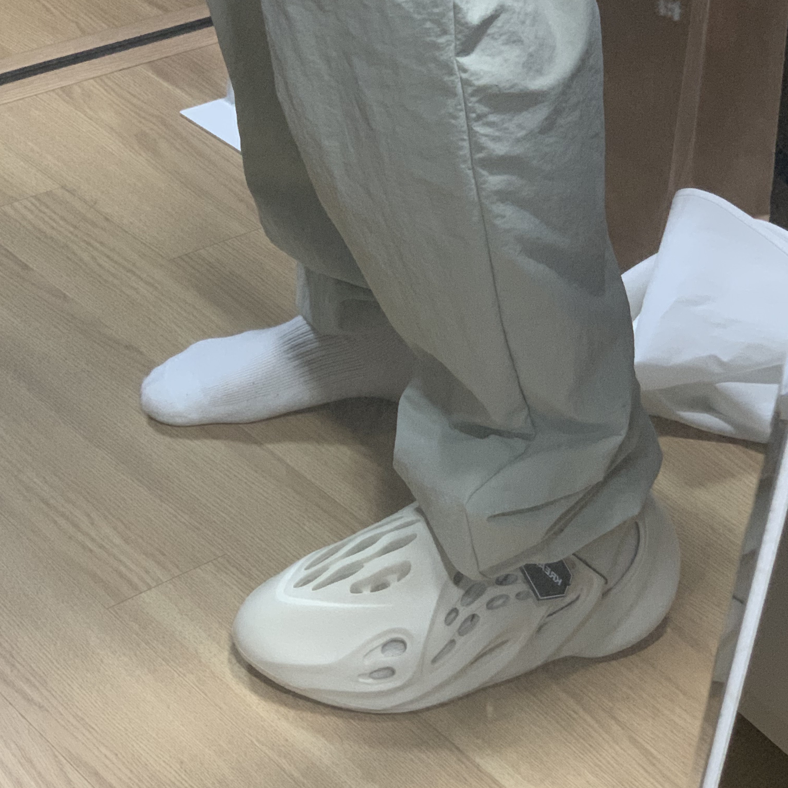 Adidas Yeezy Foam RNNR Sand 착용 스타일 - 2