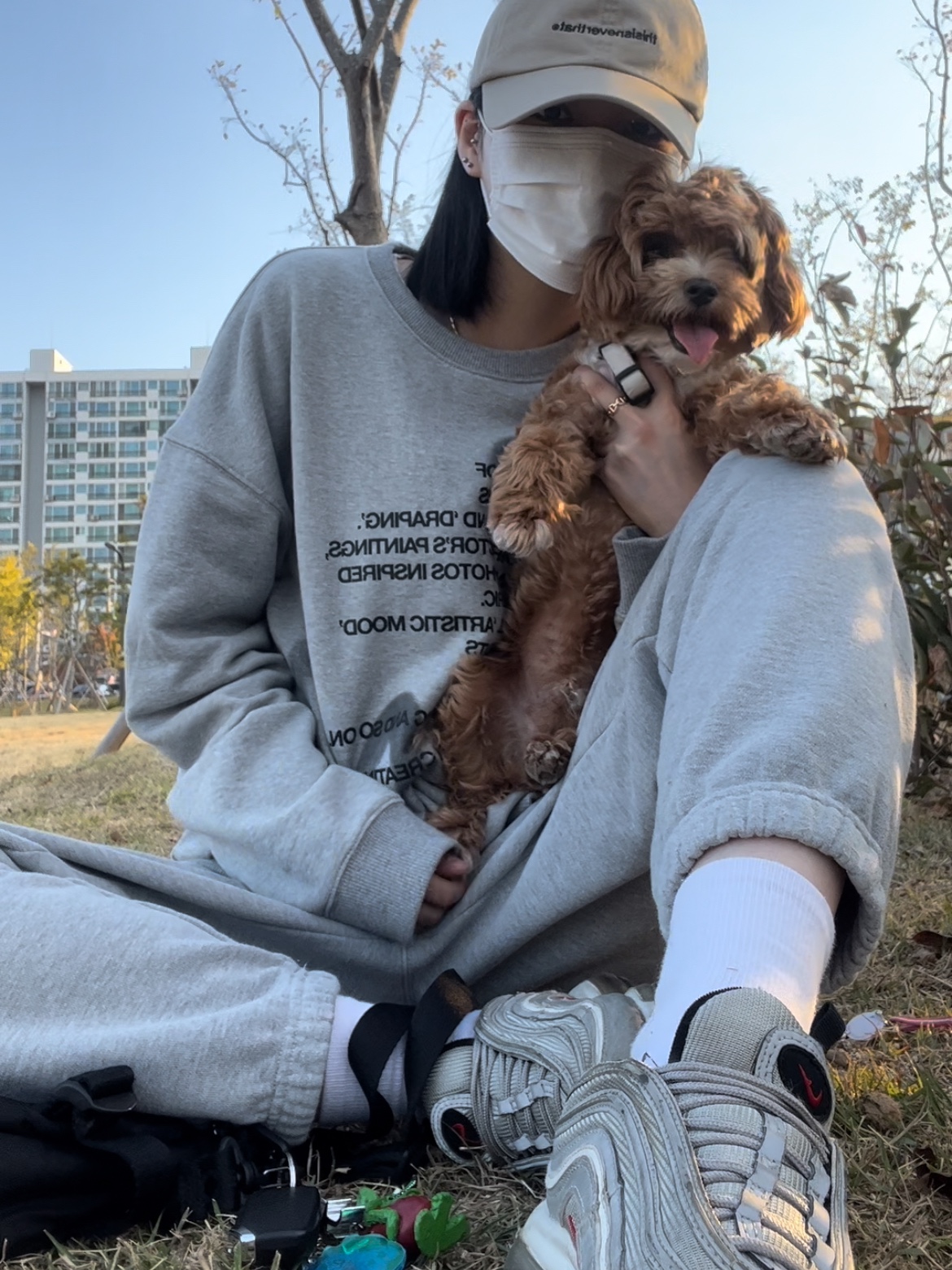 The Museum Visitor Heart Sprayed Sweatshirt Grey - 22PF 착용 스타일 - 2