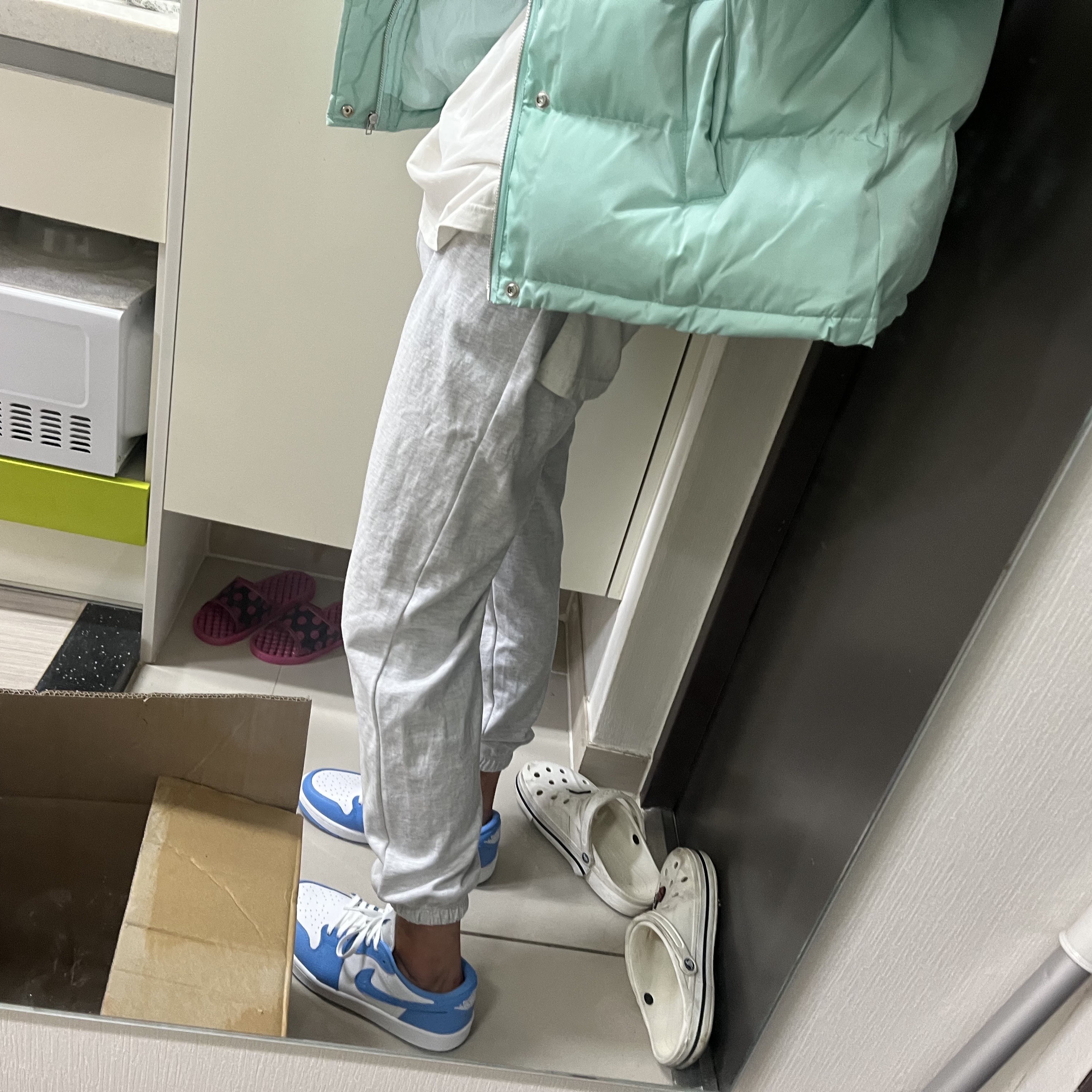 Jordan 1 Low Golf White and University Blue 착용 스타일