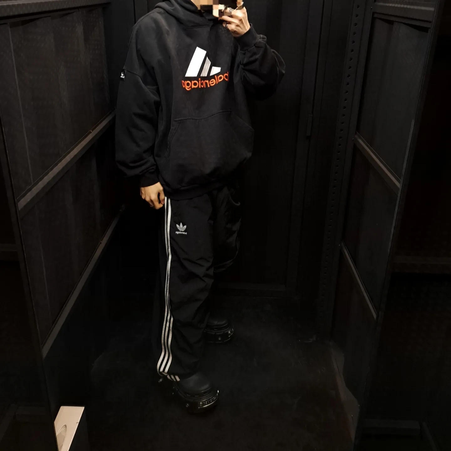 Balenciaga x Crocs Hardcrocs Slide Black 착용 스타일