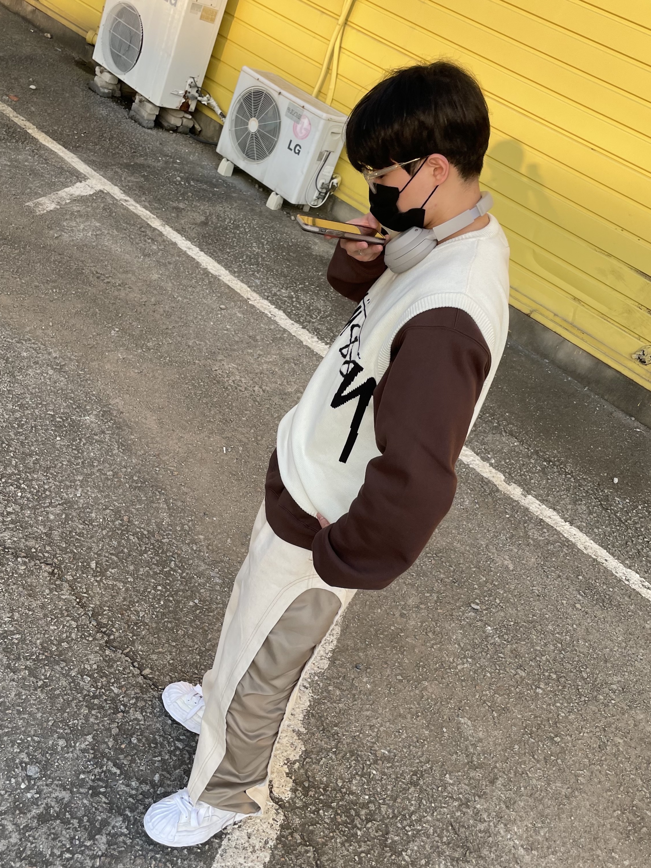 Maison Mihara Yasuhiro Blakey OG Sole Leather Low-top Sneakers White, Stussy Sweater Vest Natural 착용 스타일 - 2