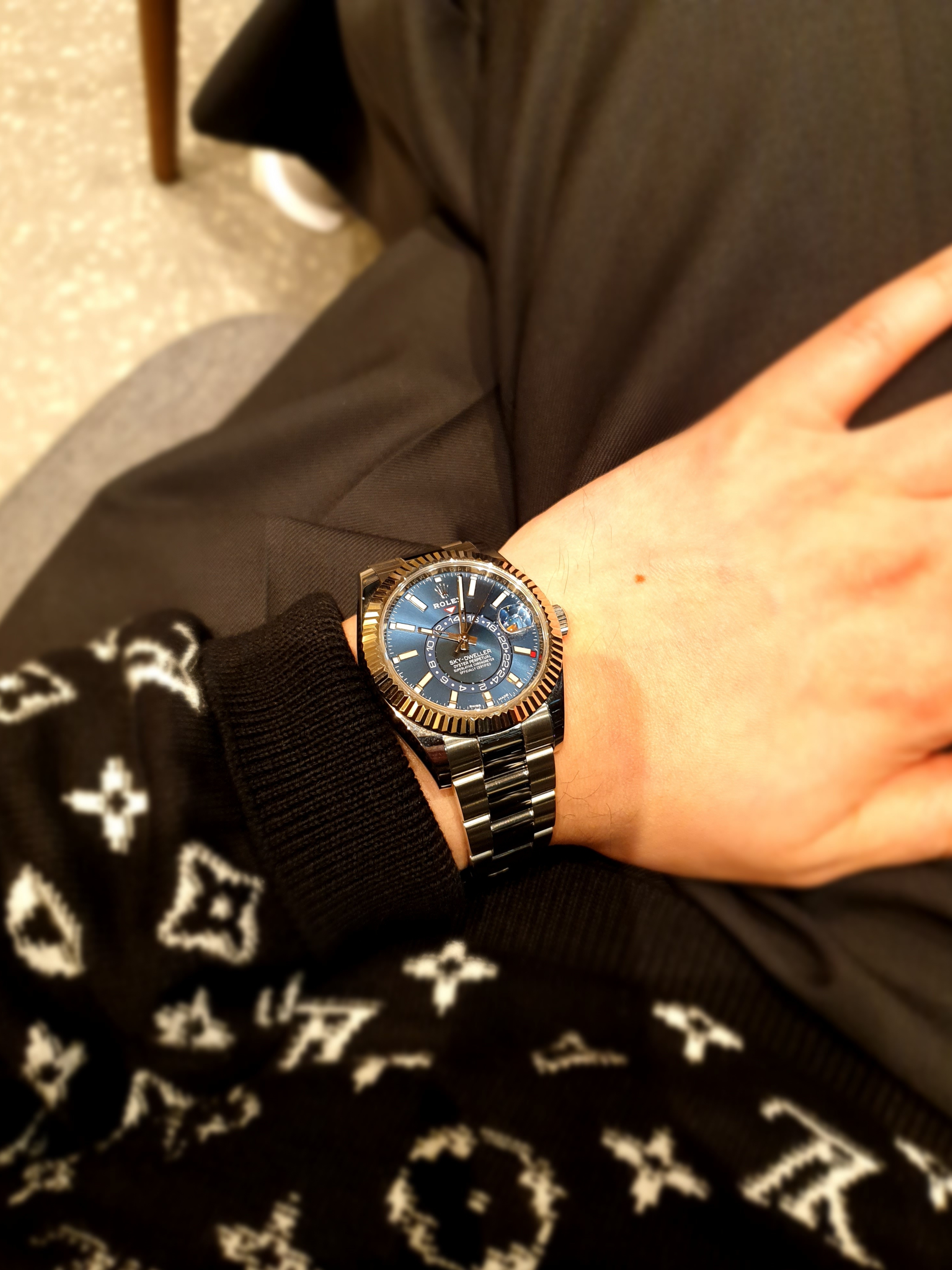 Rolex Sky-Dweller 42mm 326934 Bright Blue Oyster 착용 스타일 - 1