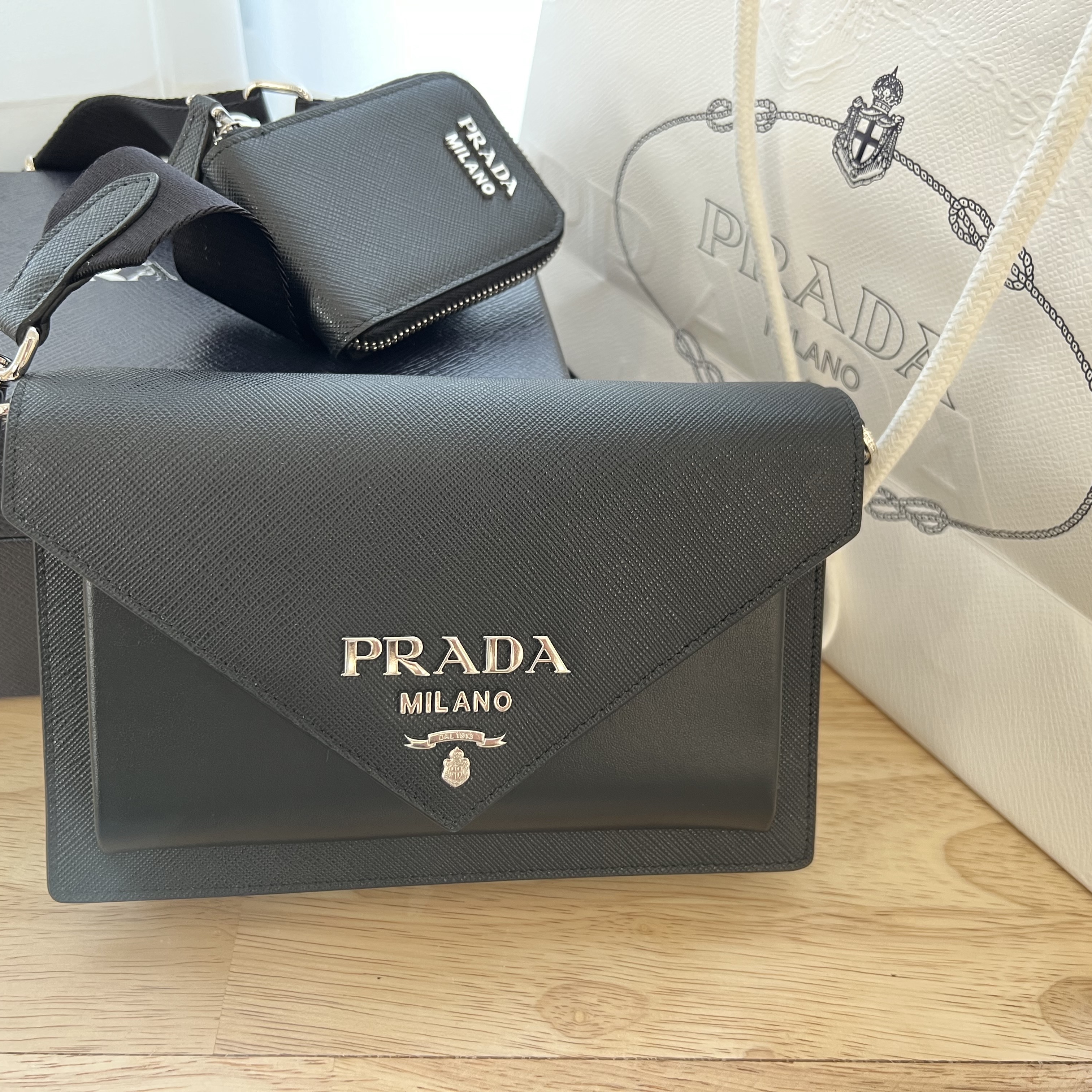Prada Saffiano Leather Mini Envelope Bag Black 착용 스타일 - 2