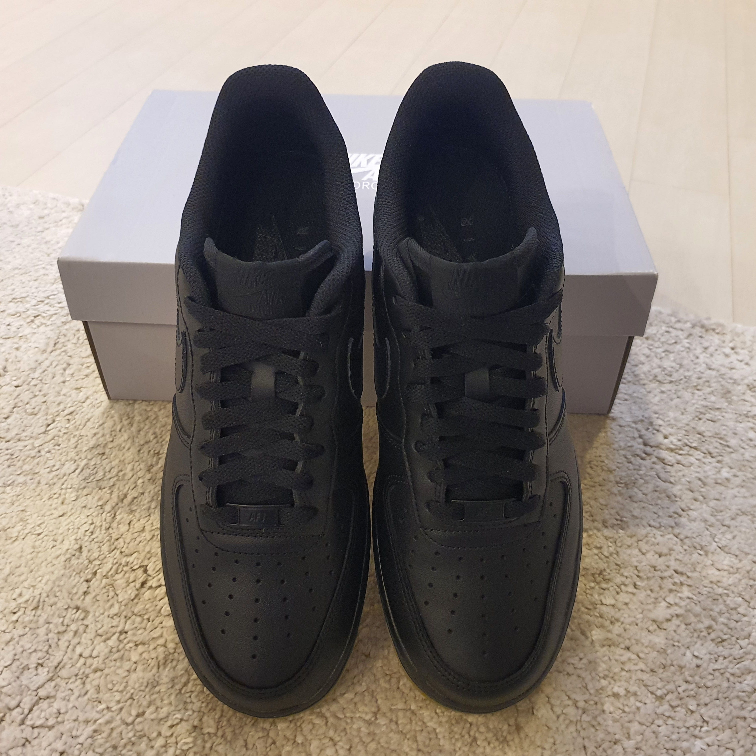 Nike Air Force 1 '07 Black Gum Light Brown, Nike Air Force 1 '07 Low Triple Black 착용 스타일 - 4