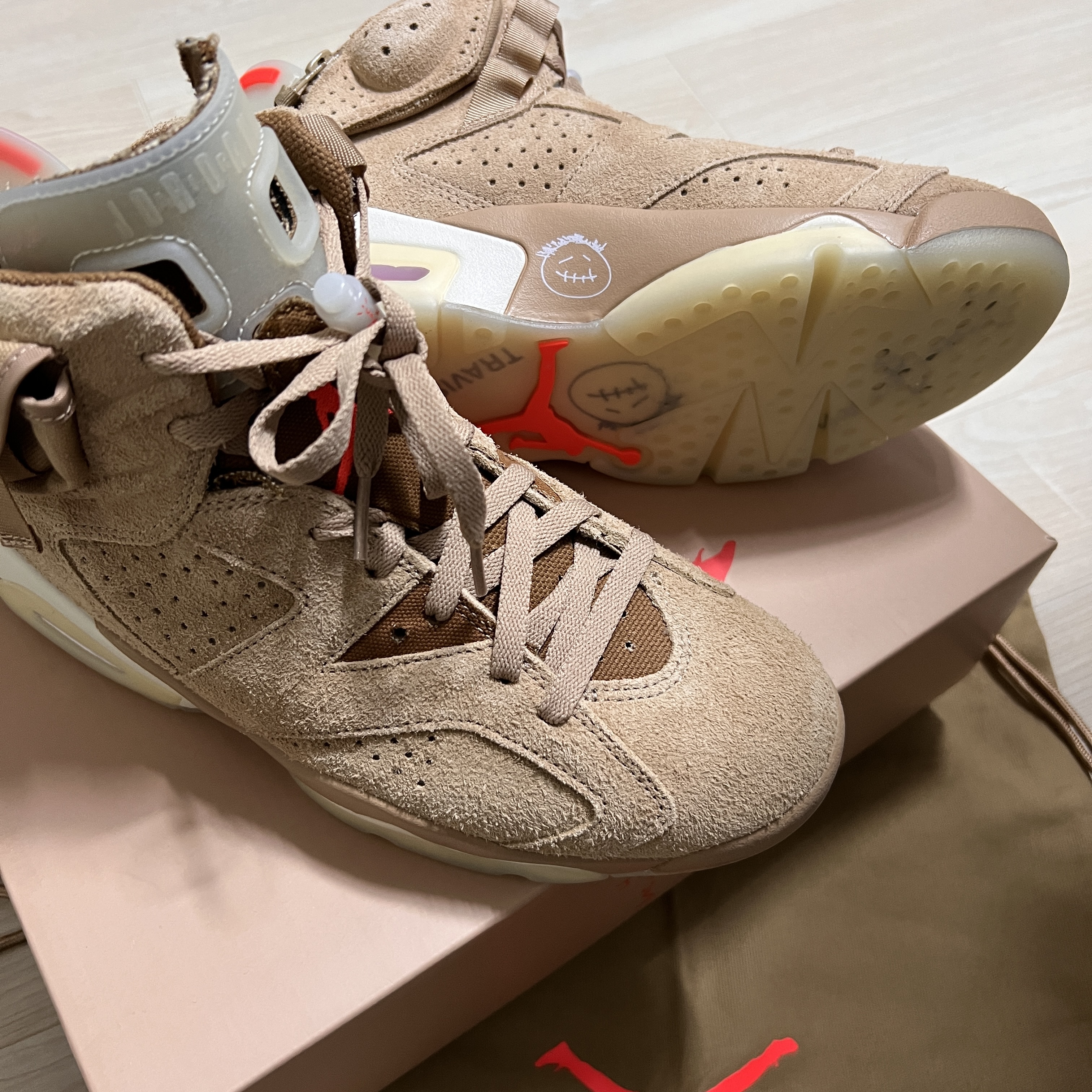 Jordan 6 x Travis Scott Retro SP British Khaki 착용 스타일 - 3