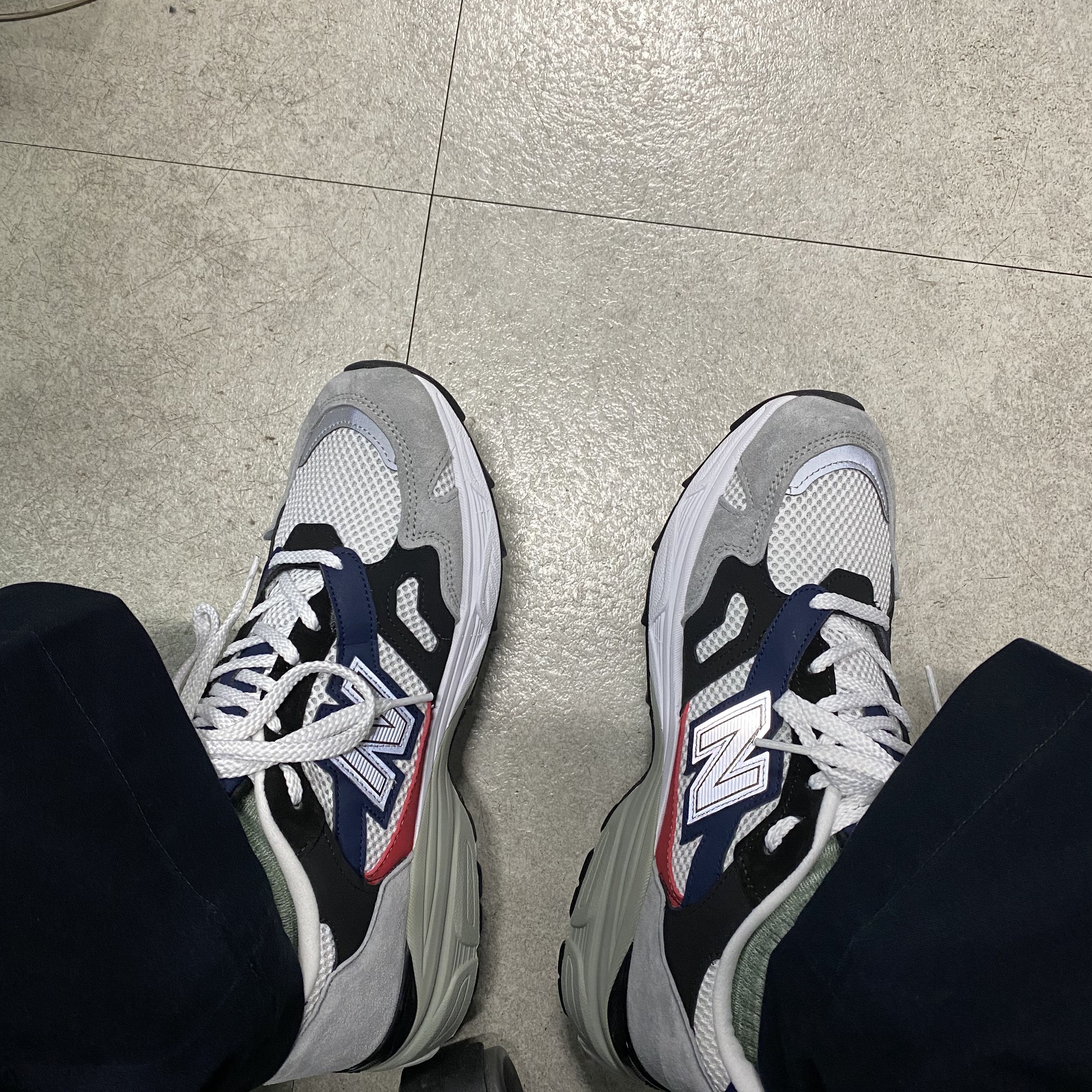 New Balance 920 Made in UK Silver Navy 착용 스타일