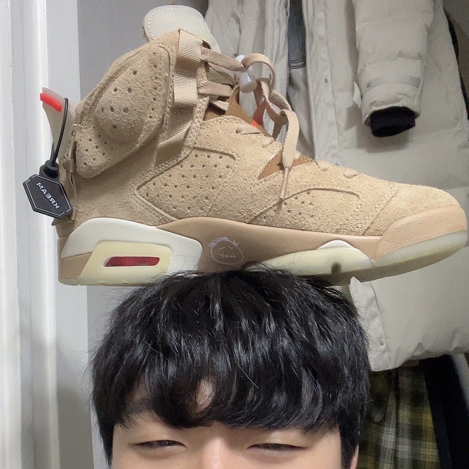 Jordan 6 x Travis Scott Retro SP British Khaki 착용 스타일 - 2