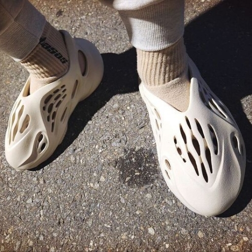 Adidas Yeezy Foam RNNR Sand 착용 스타일