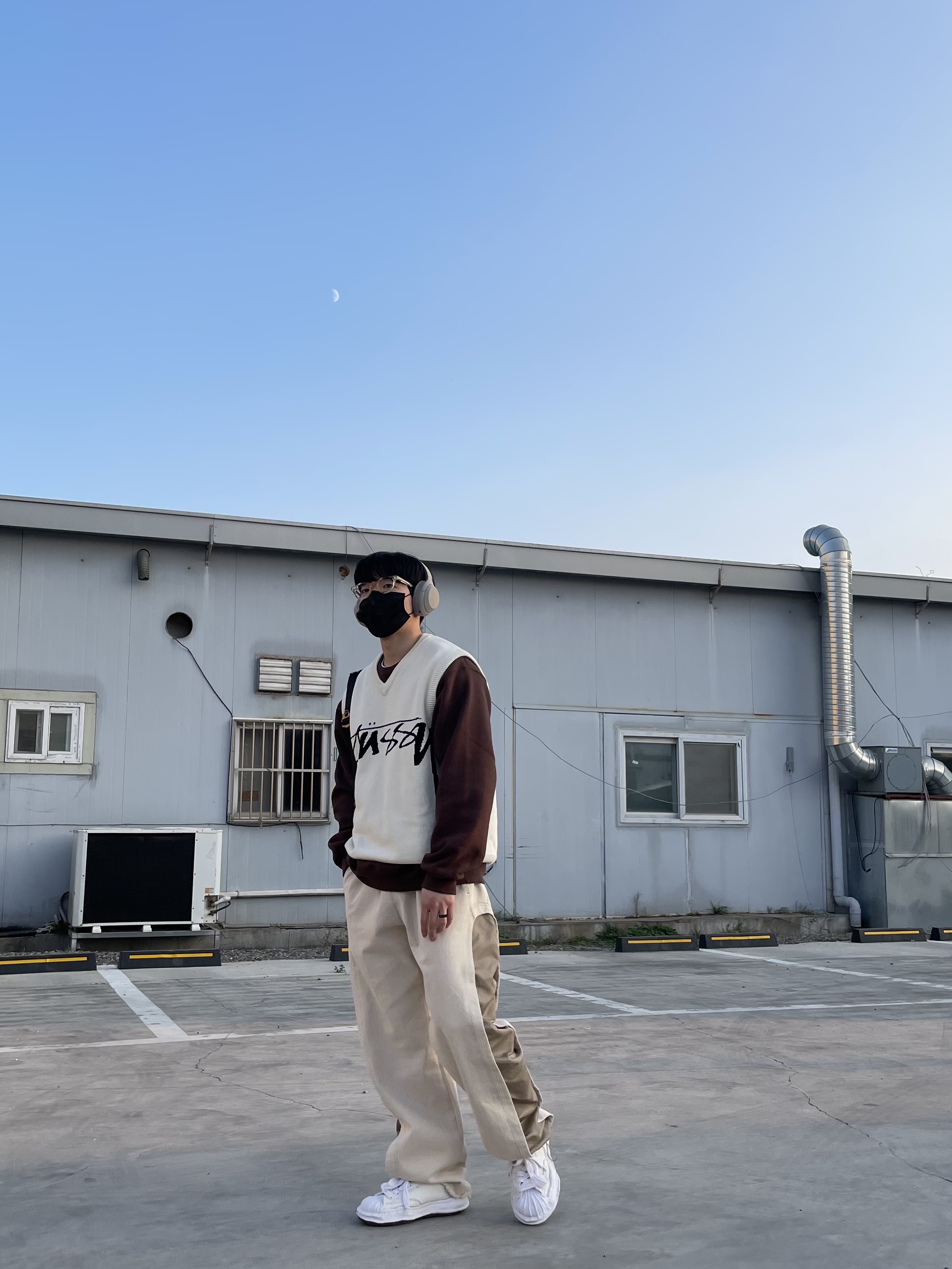 Maison Mihara Yasuhiro Blakey OG Sole Leather Low-top Sneakers White, Stussy Sweater Vest Natural 착용 스타일 - 4
