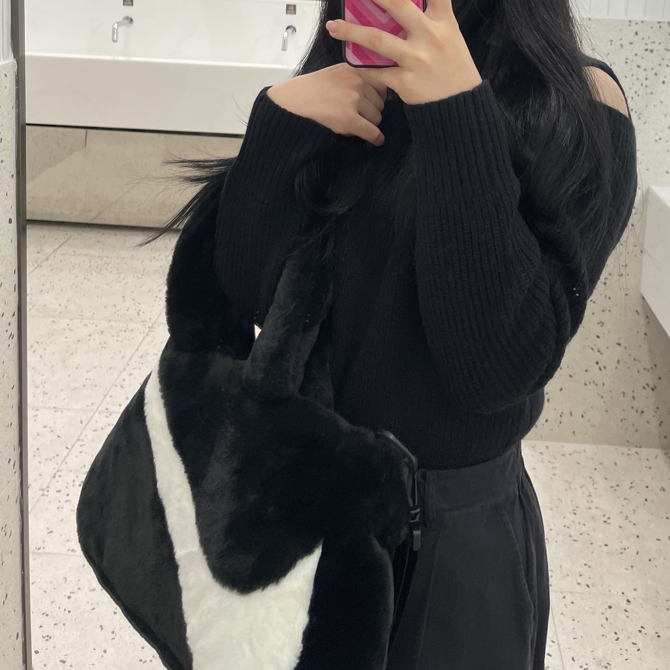 Nike NSW Faux Fur Tote Bag Black, (W) Nike Dunk Low Archeo Pink 착용 스타일 - 1