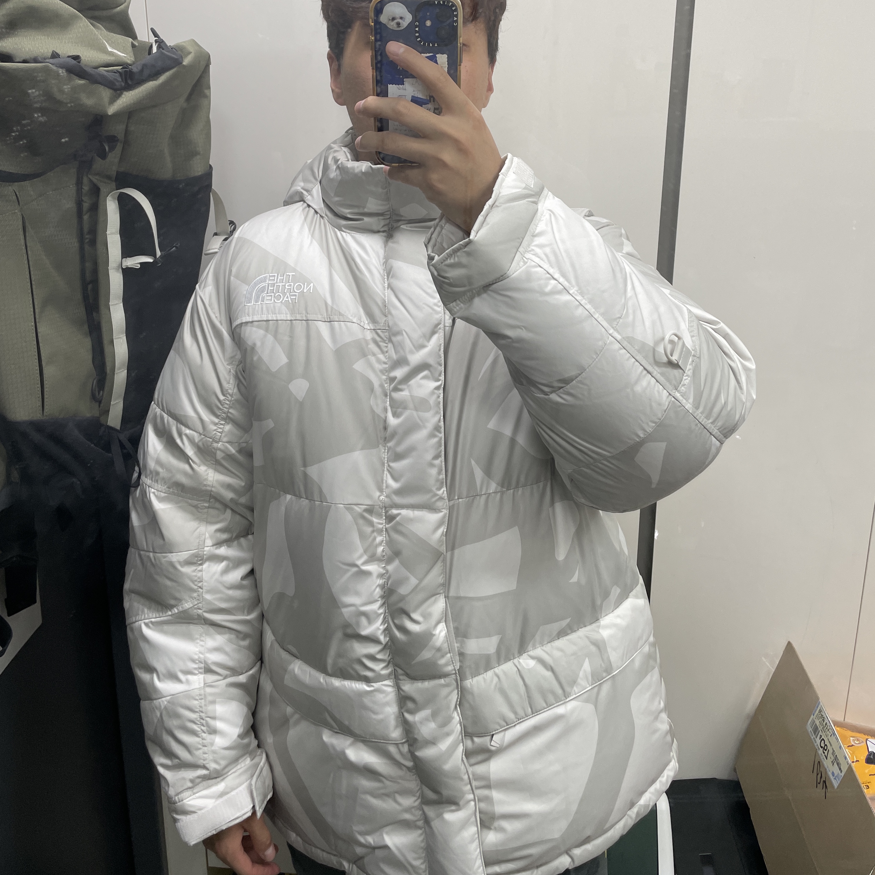 The North Face x Kaws Retro 1994 Himalayan Parka Moonlight Ivory Print - 22FW 착용 스타일