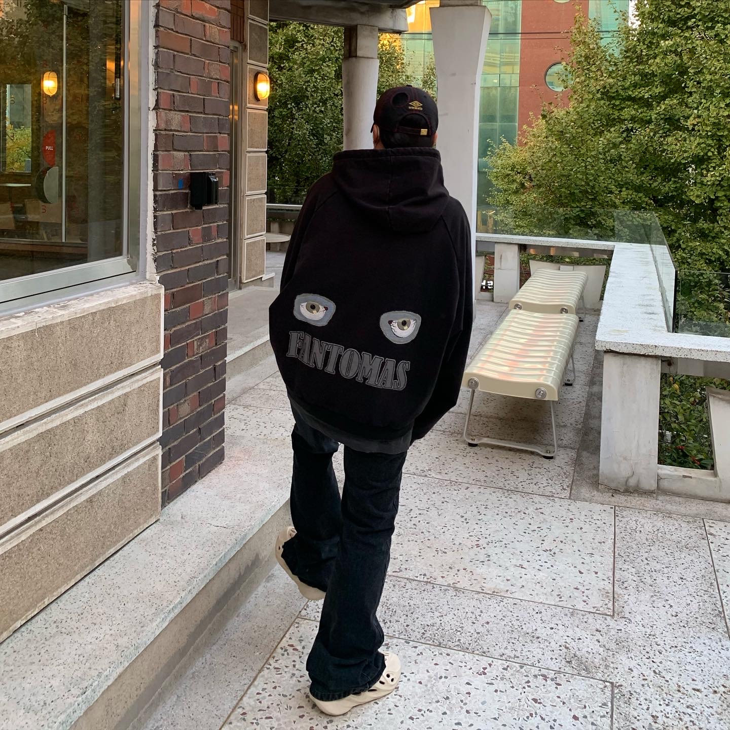 Adidas Yeezy Foam RNNR Sand, Project G/R Mind Slaughter Vintage Washeed Hoodie Black 착용 스타일 - 3