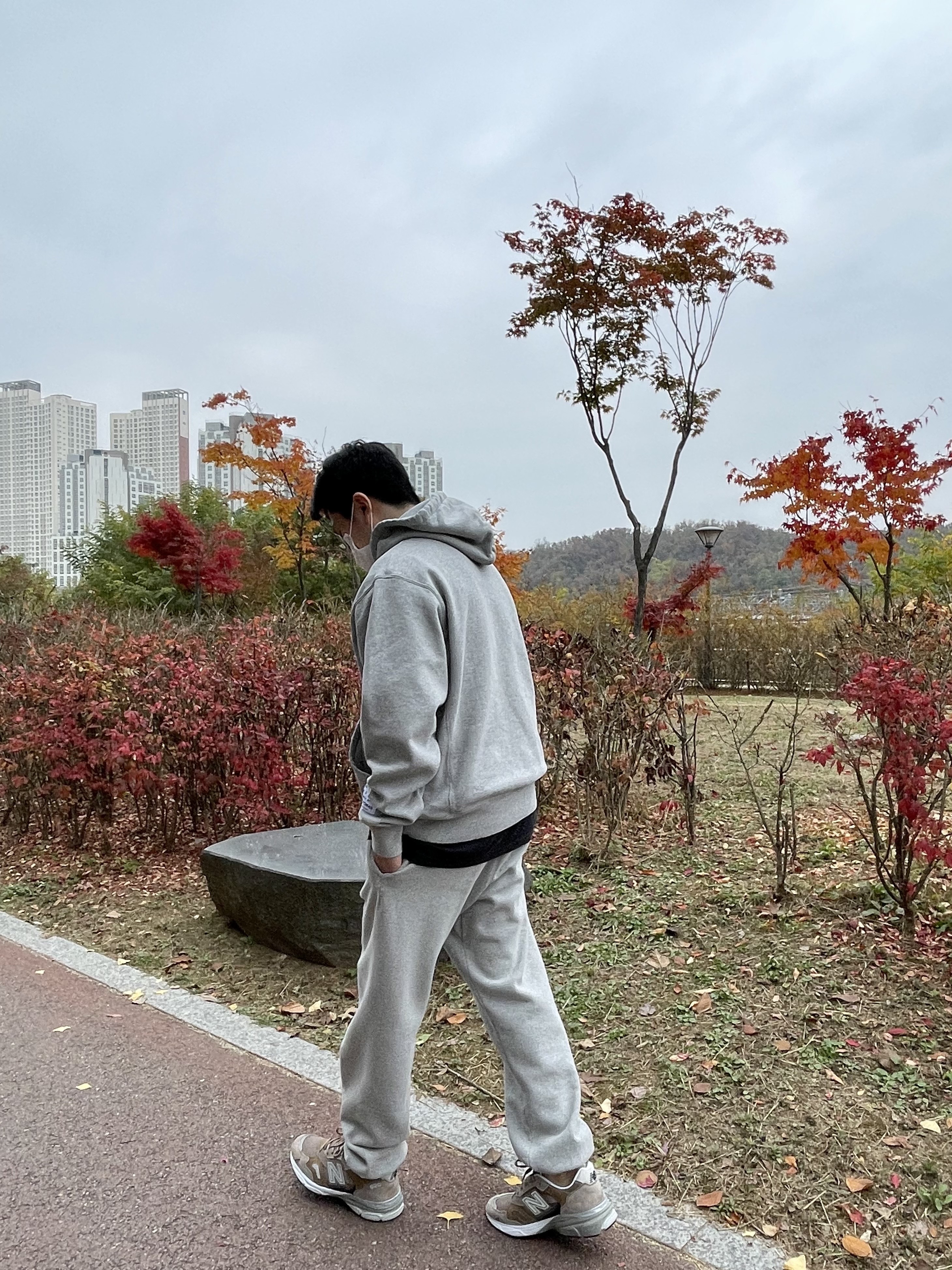 Gallery Dept. Center Logo Hoodie Heather Grey, New Balance 920 Made in UK Desert Pack Camel 착용 스타일 - 2