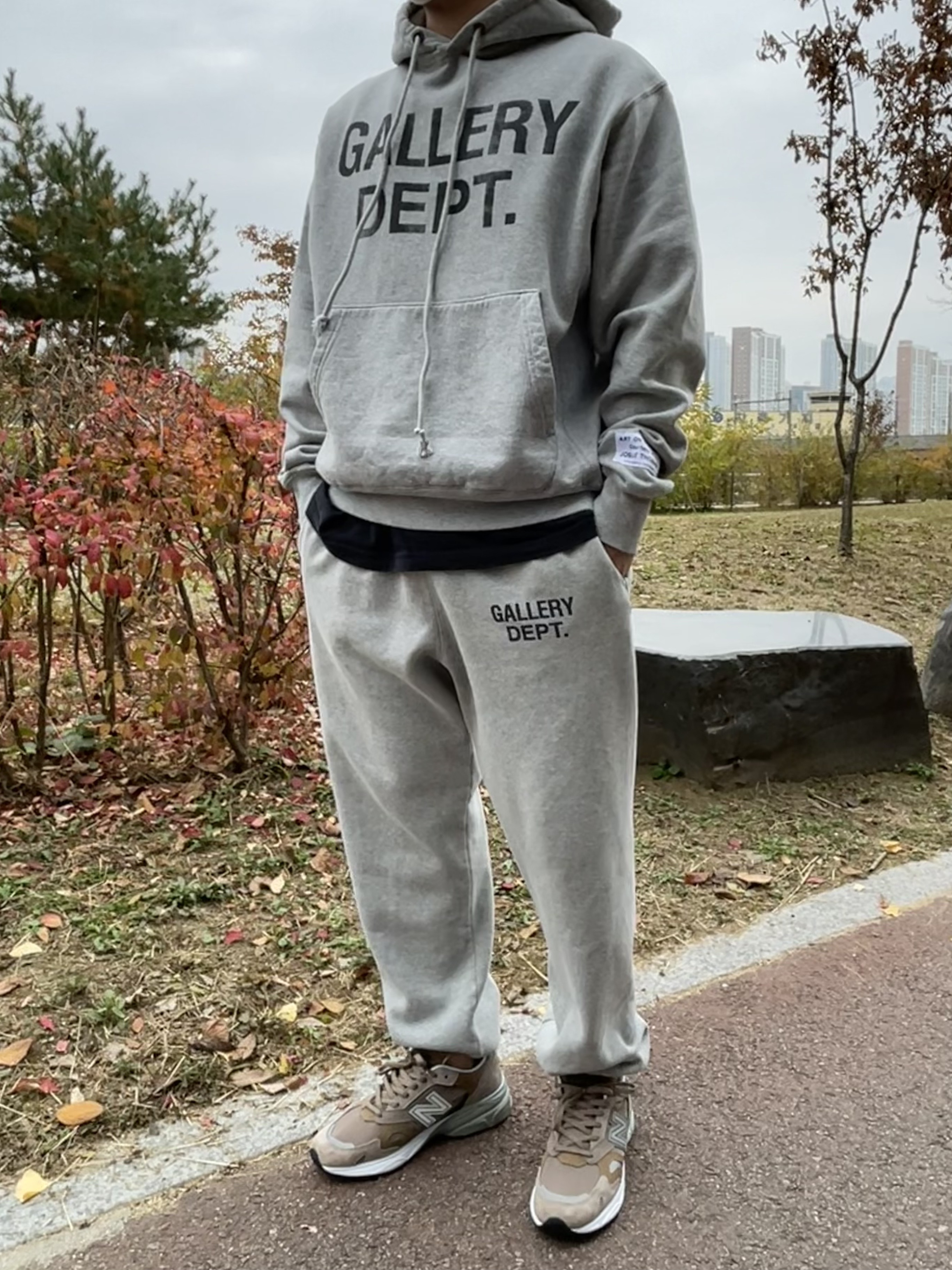 Gallery Dept. Center Logo Hoodie Heather Grey, New Balance 920 Made in UK Desert Pack Camel 착용 스타일 - 1