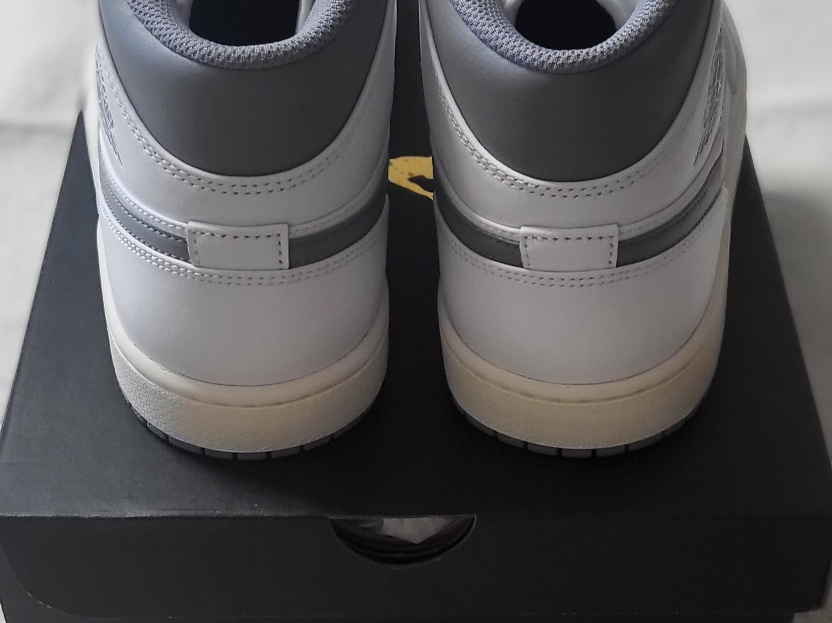 Jordan 1 Mid White Stealth 착용 스타일 - 4