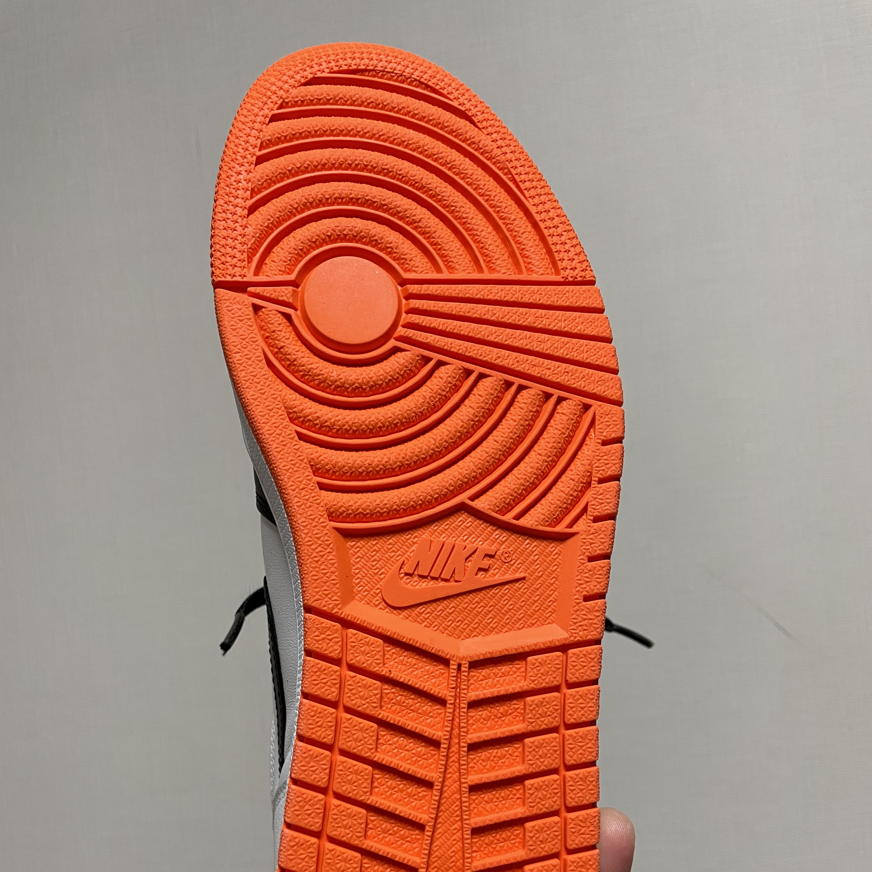 Jordan 1 Retro High OG Electro Orange 착용 스타일 - 2