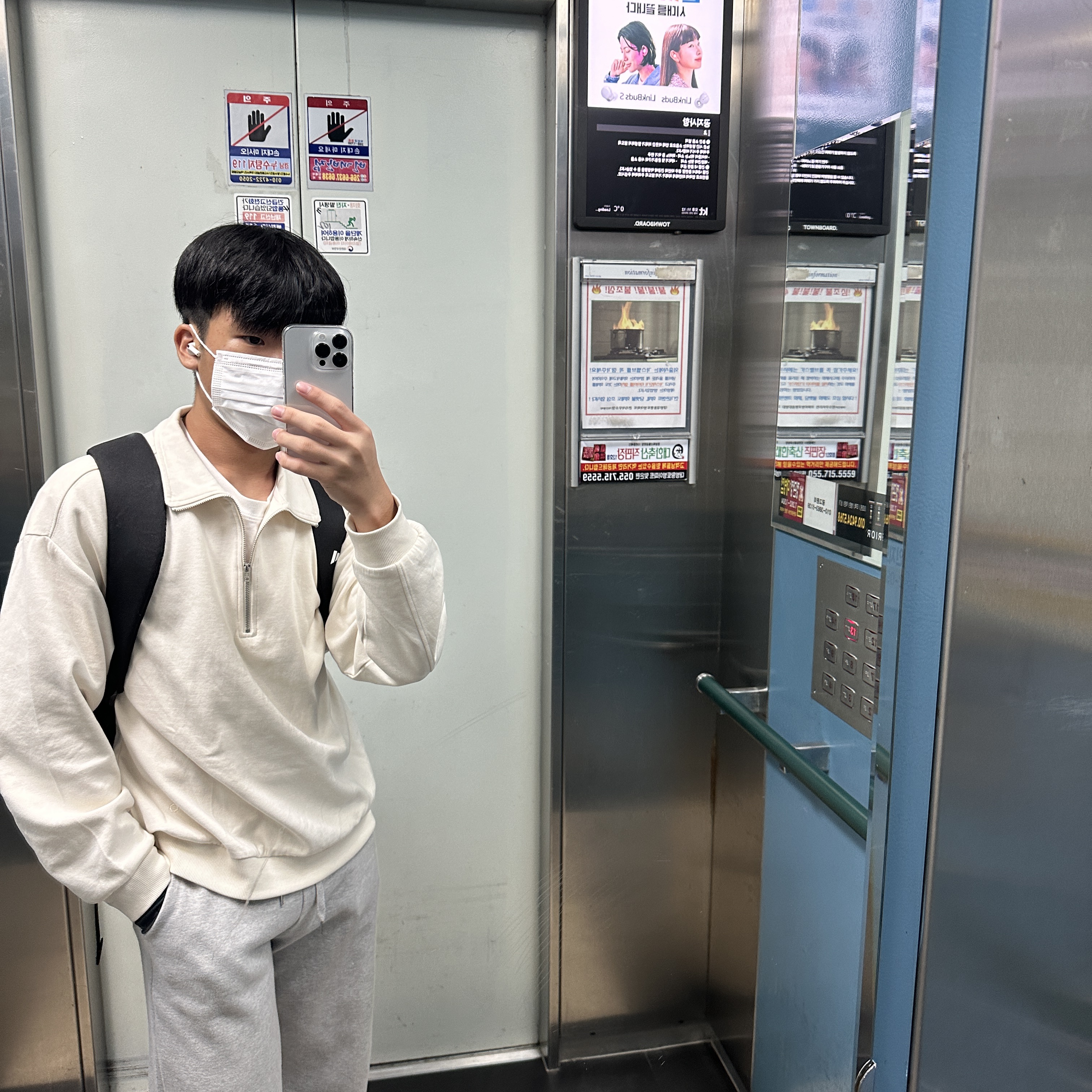 Apple AirPods Pro 2nd Gen (Korean Ver.), Apple iPhone 14 Pro 256GB Silver (Korean Ver.) 착용 스타일