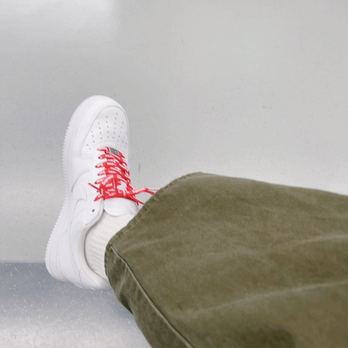 Nike x Supreme Air Force 1 Low White 착용 스타일