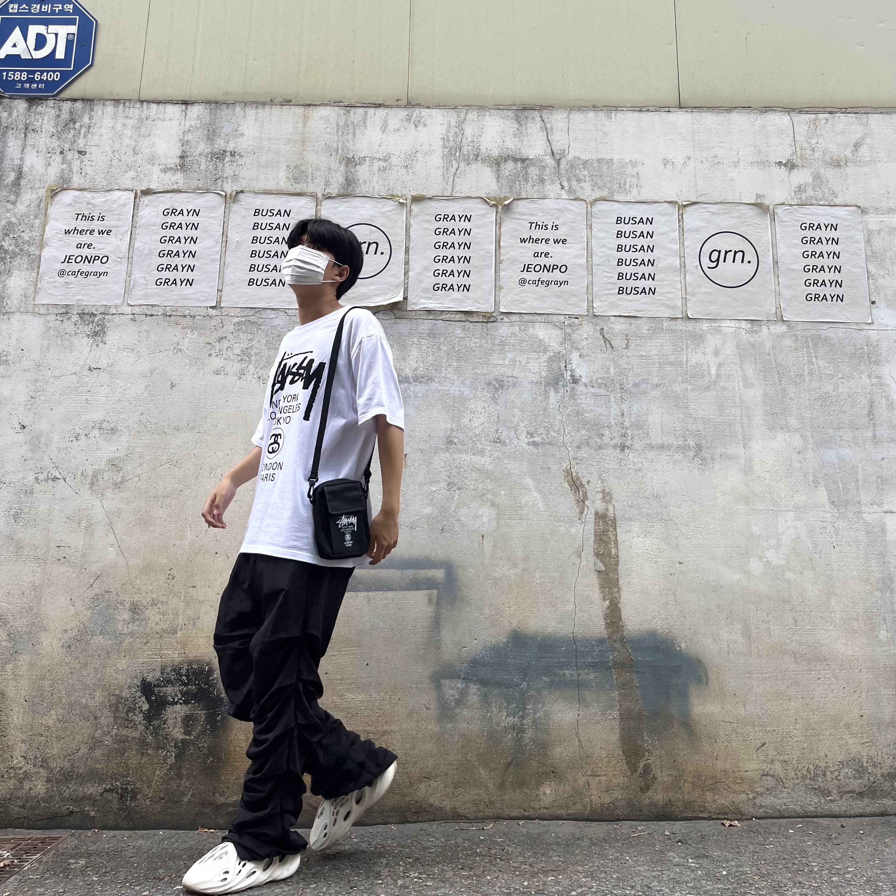 Adidas Yeezy Foam RNNR Ararat, Stussy World Tour T-Shirt White 착용 스타일 - 3