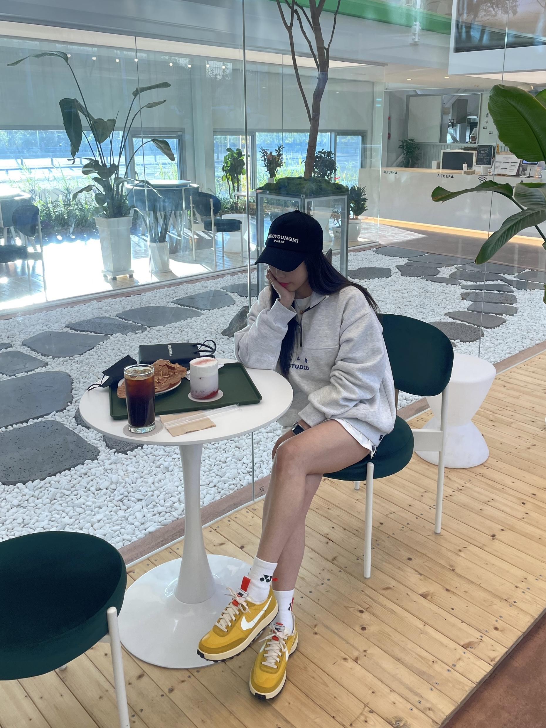 Wooyoungmi White Embroidered Logo Ball Cap Black, IAB Studio Half Zip Pullover Light Gray 착용 스타일 - 1
