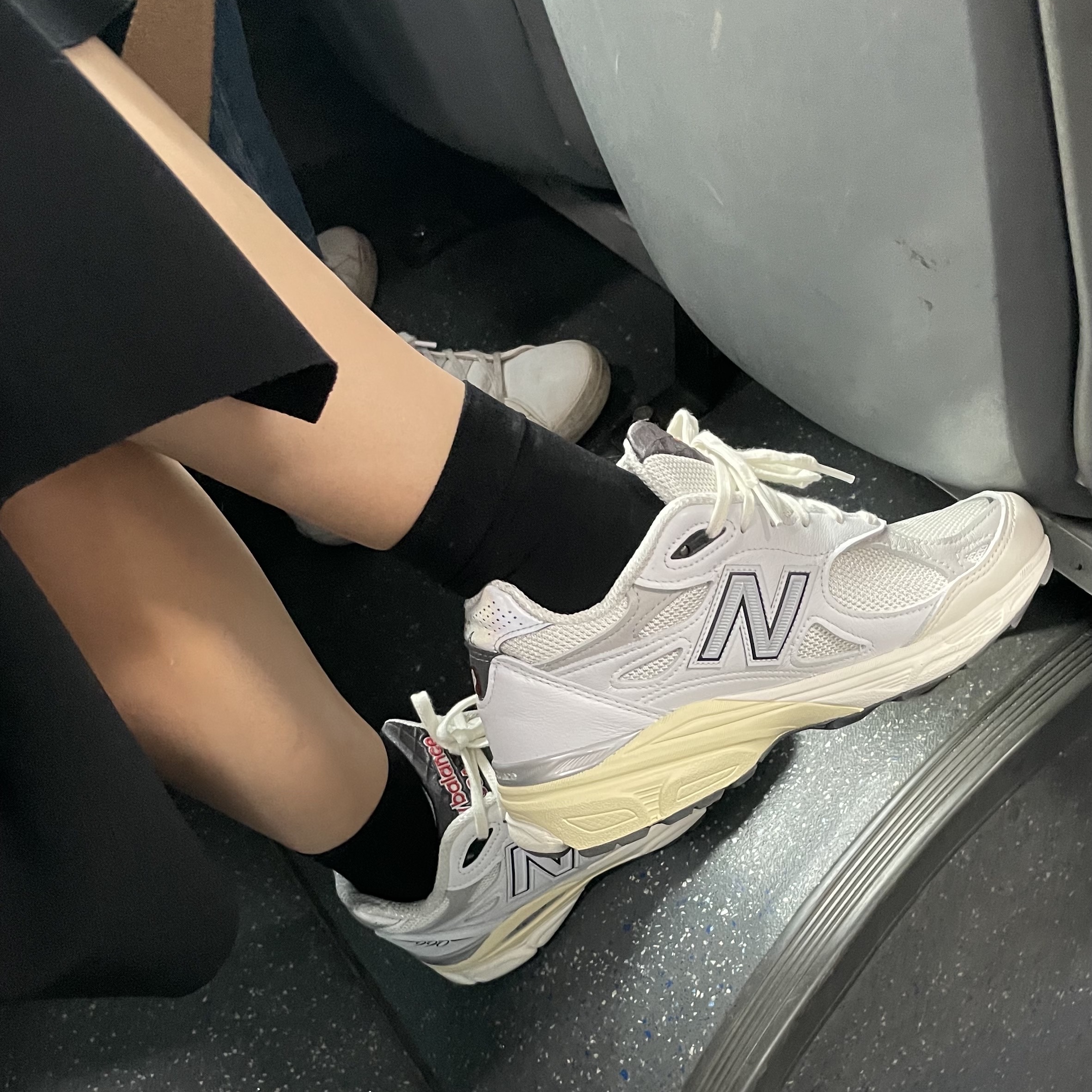 New Balance 990v3 Made in USA Sea Salt 착용 스타일 - 1