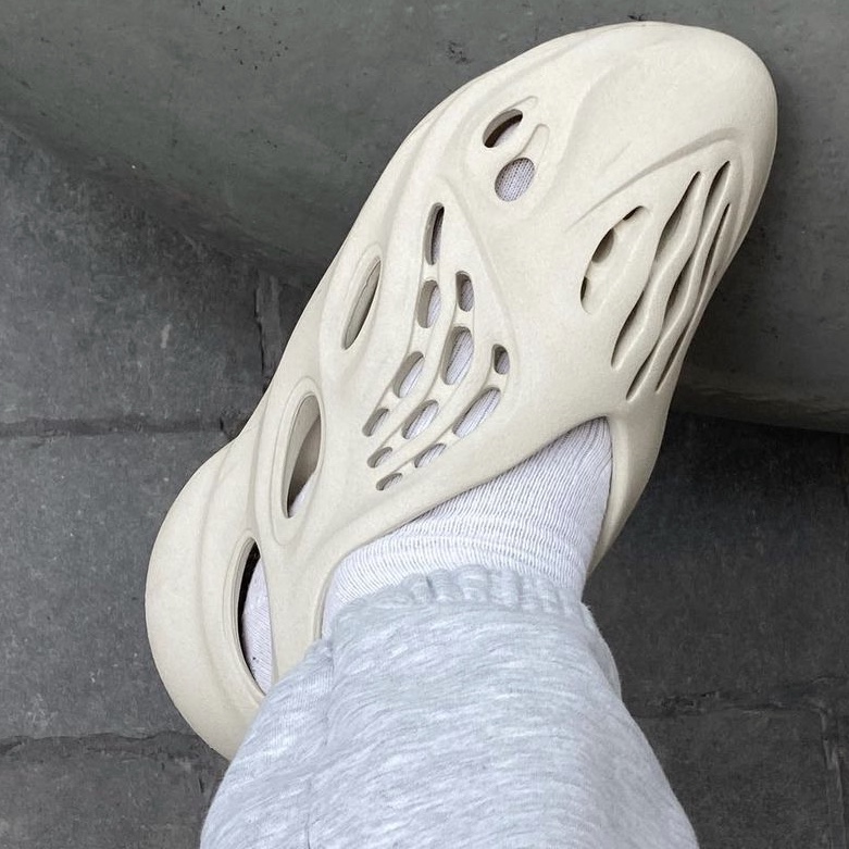 Adidas Yeezy Foam RNNR Sand 착용 스타일