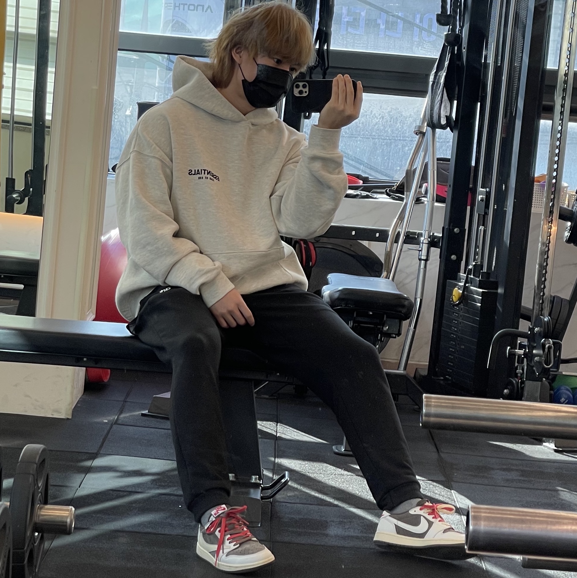 Jordan 1 x Travis Scott Retro Low OG SP Sail and Ridgerock, Essentials The Core Collection Hoodie Light Oatmeal 착용 스타일 - 1