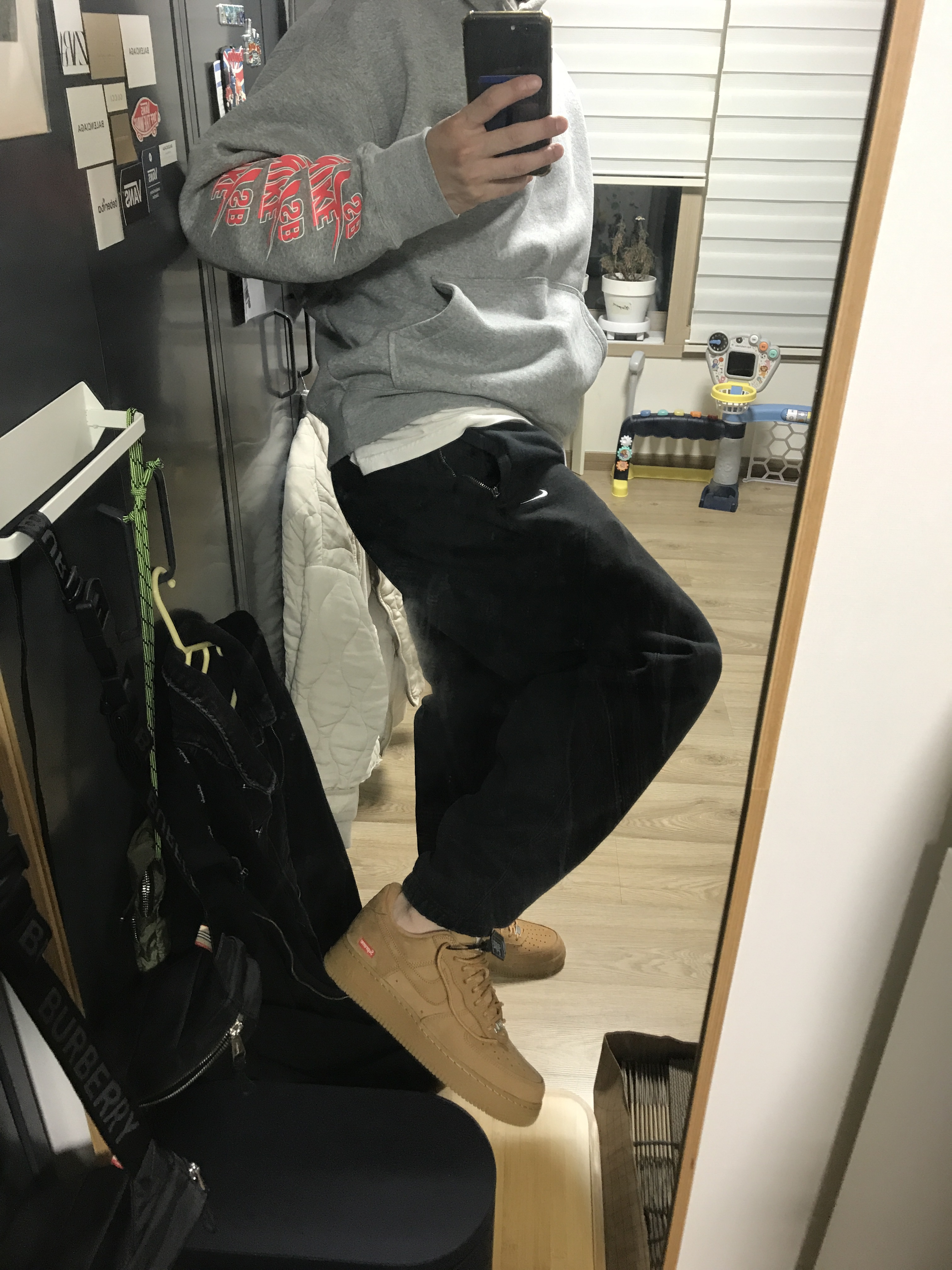 Nike x Supreme Air Force 1 Low Flax 착용 스타일