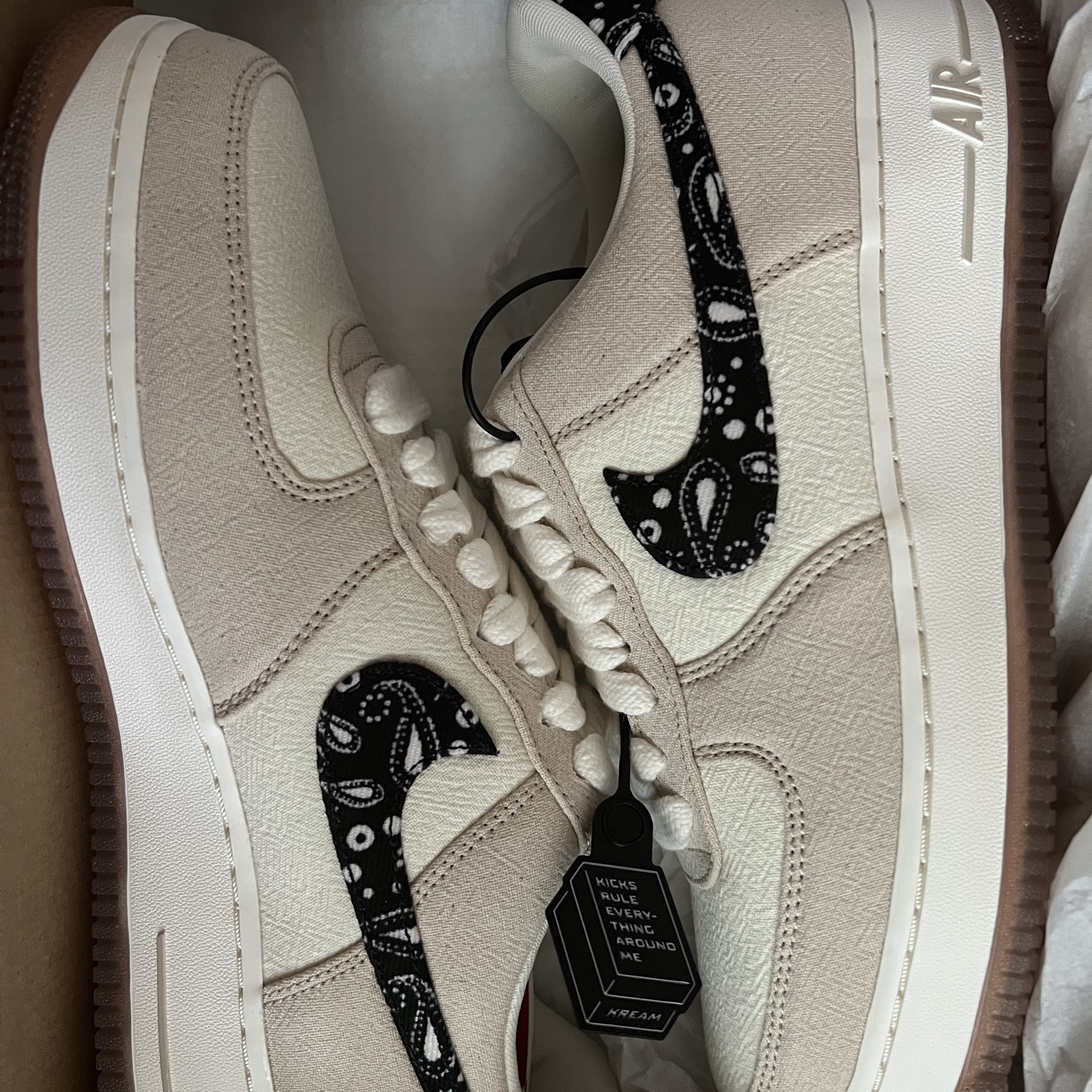 Nike Air Force 1 '07 LV8 Paisley Swoosh 착용 스타일 - 1