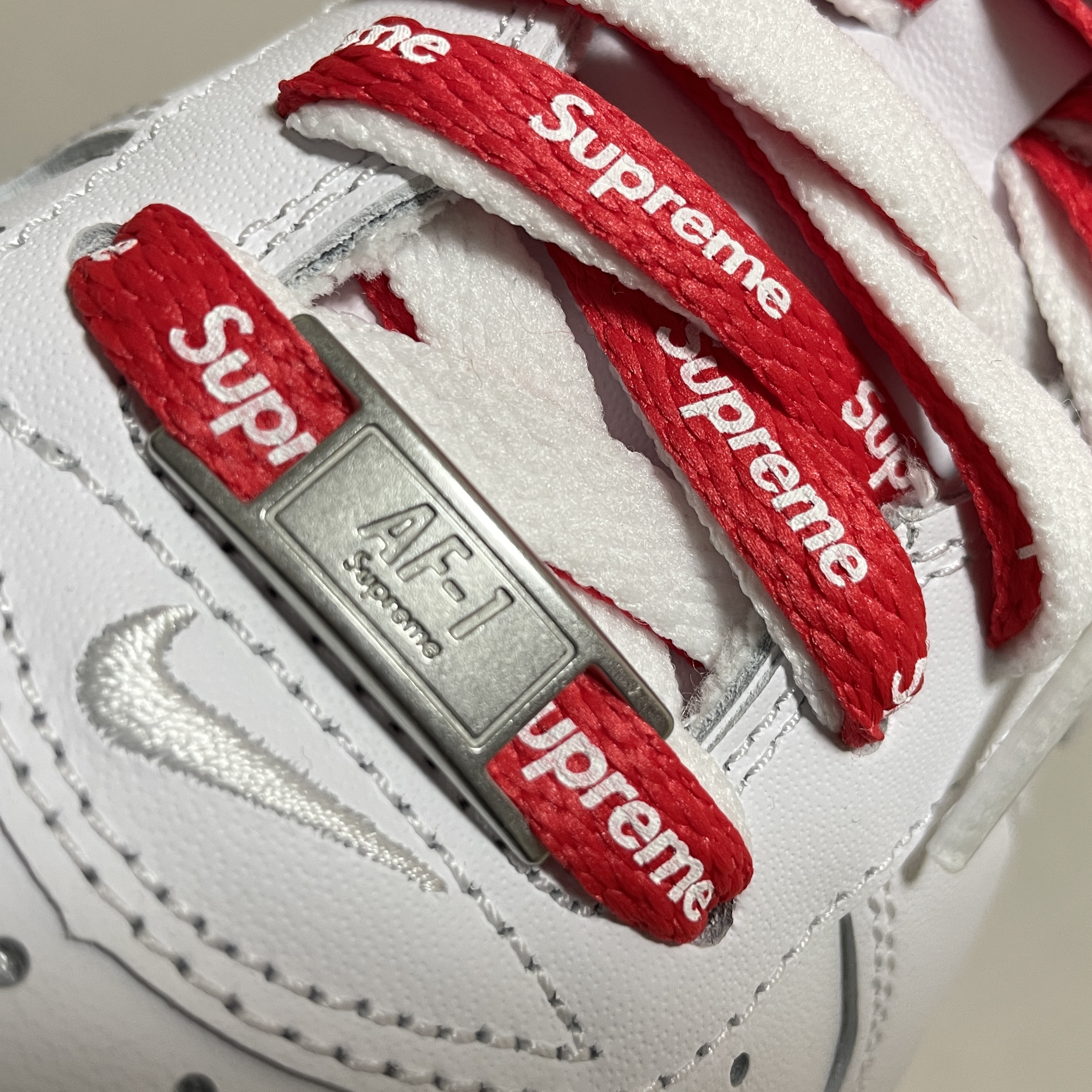 Nike x Supreme Air Force 1 Low White 착용 스타일 - 3