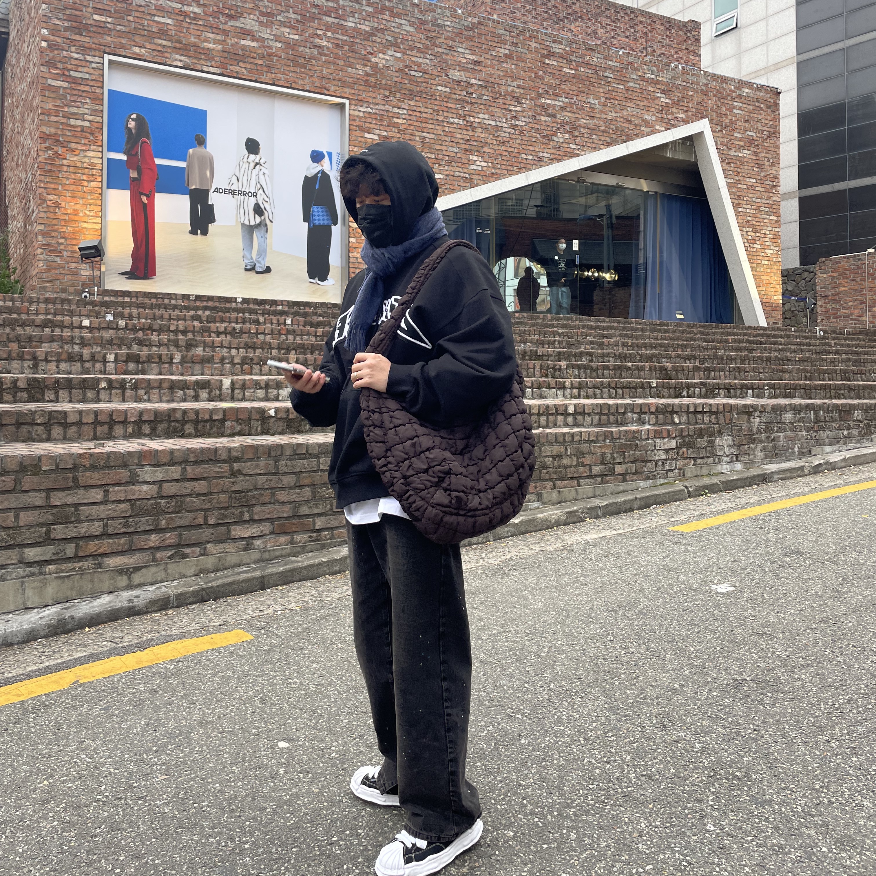 Maison Mihara Yasuhiro Blakey OG Sole Canvas Low-top Sneakers Black White, COS Quilted Oversized Shoulder Bag Brown 착용 스타일 - 1