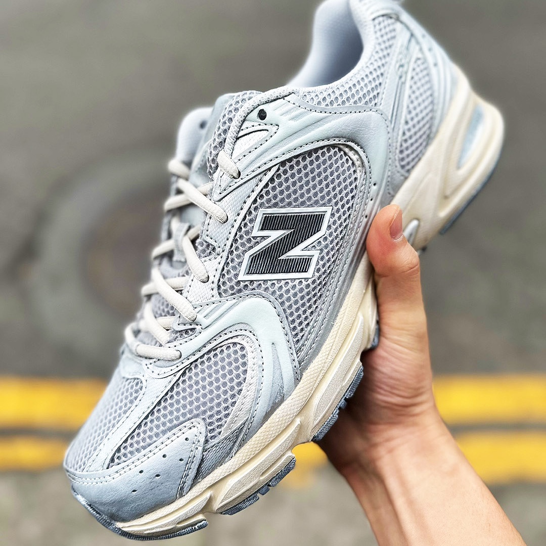 New Balance 530 Vintage Metallic Silver 착용 스타일 - 1