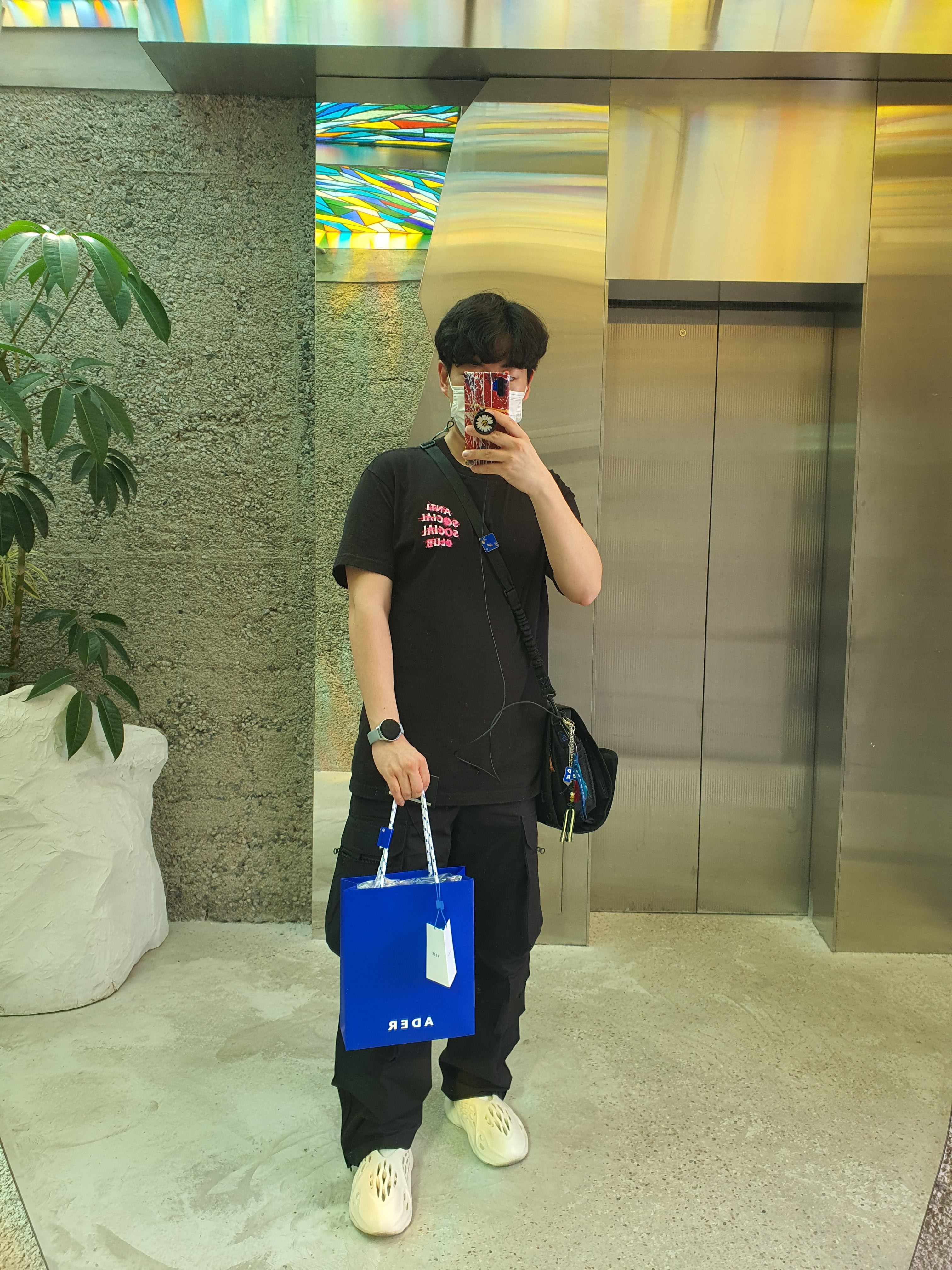 Adidas Yeezy Foam RNNR Sand, Ader Error x Eastpak CrossBody Bag Black 착용 스타일