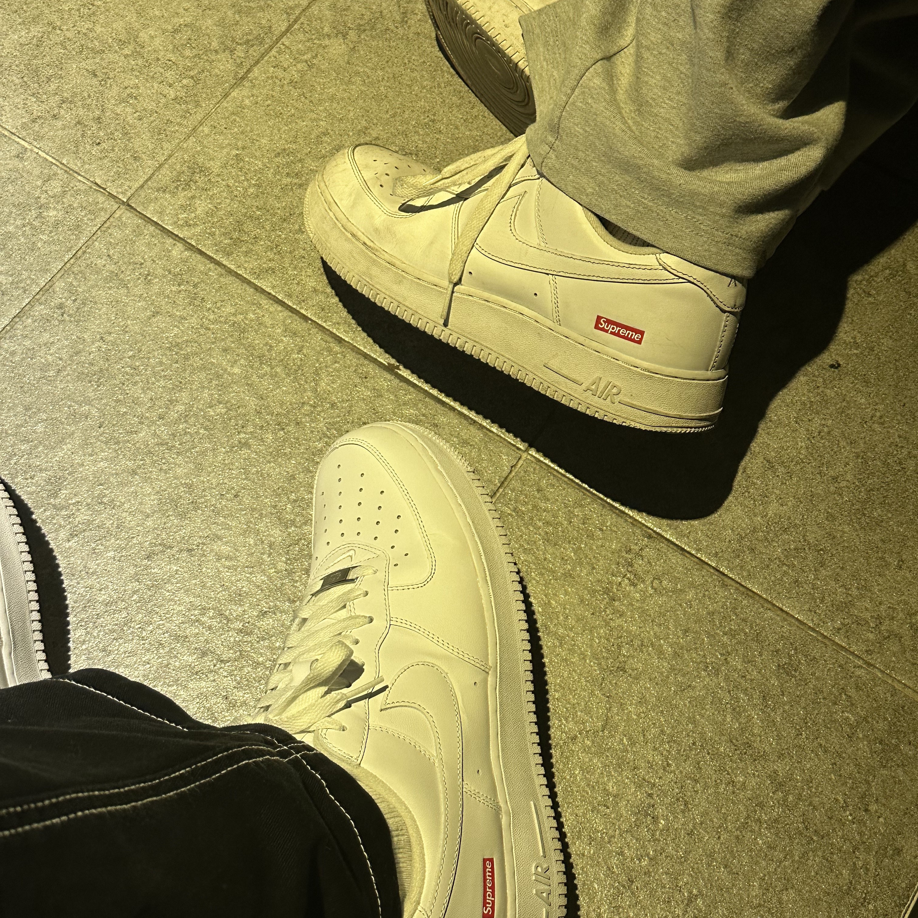 Nike x Supreme Air Force 1 Low White 착용 스타일