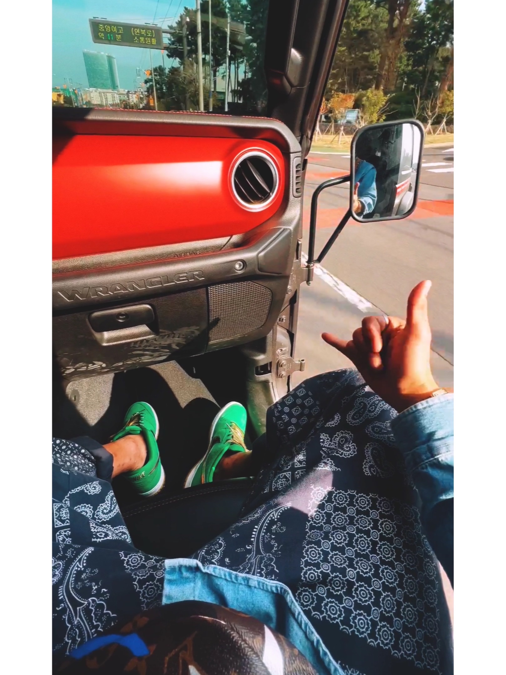 Adidas Yeezy Foam RNNR Ararat, Supreme Duffle Bag Red - 22FW 착용 스타일 - 4