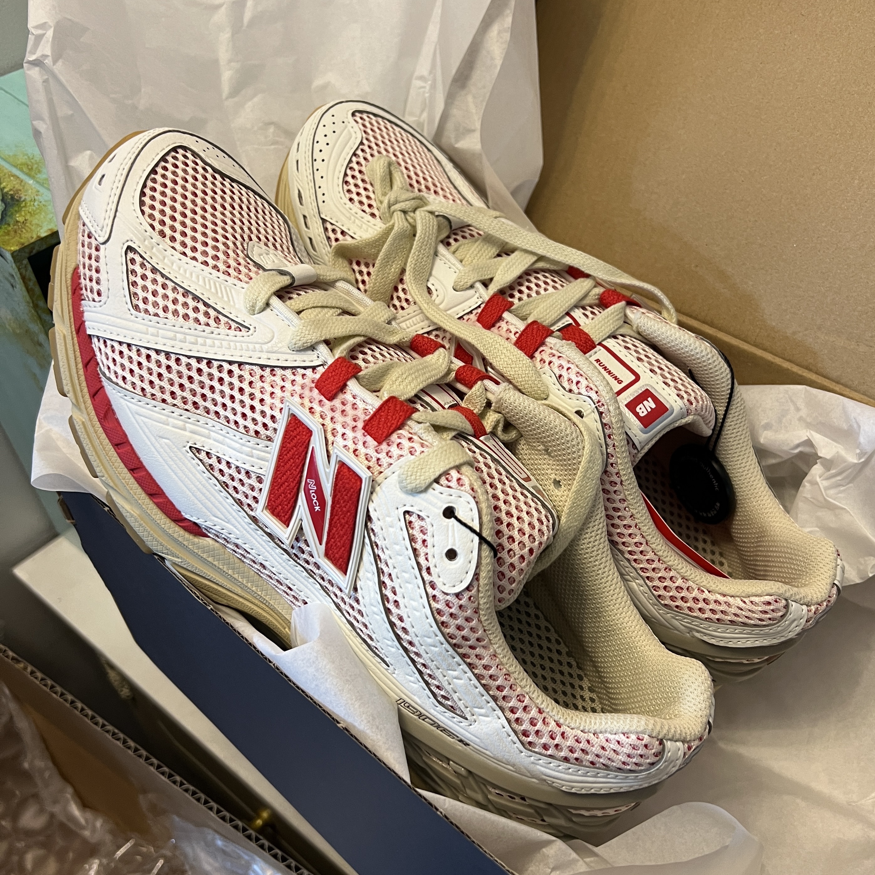New Balance 1906R White Red 착용 스타일