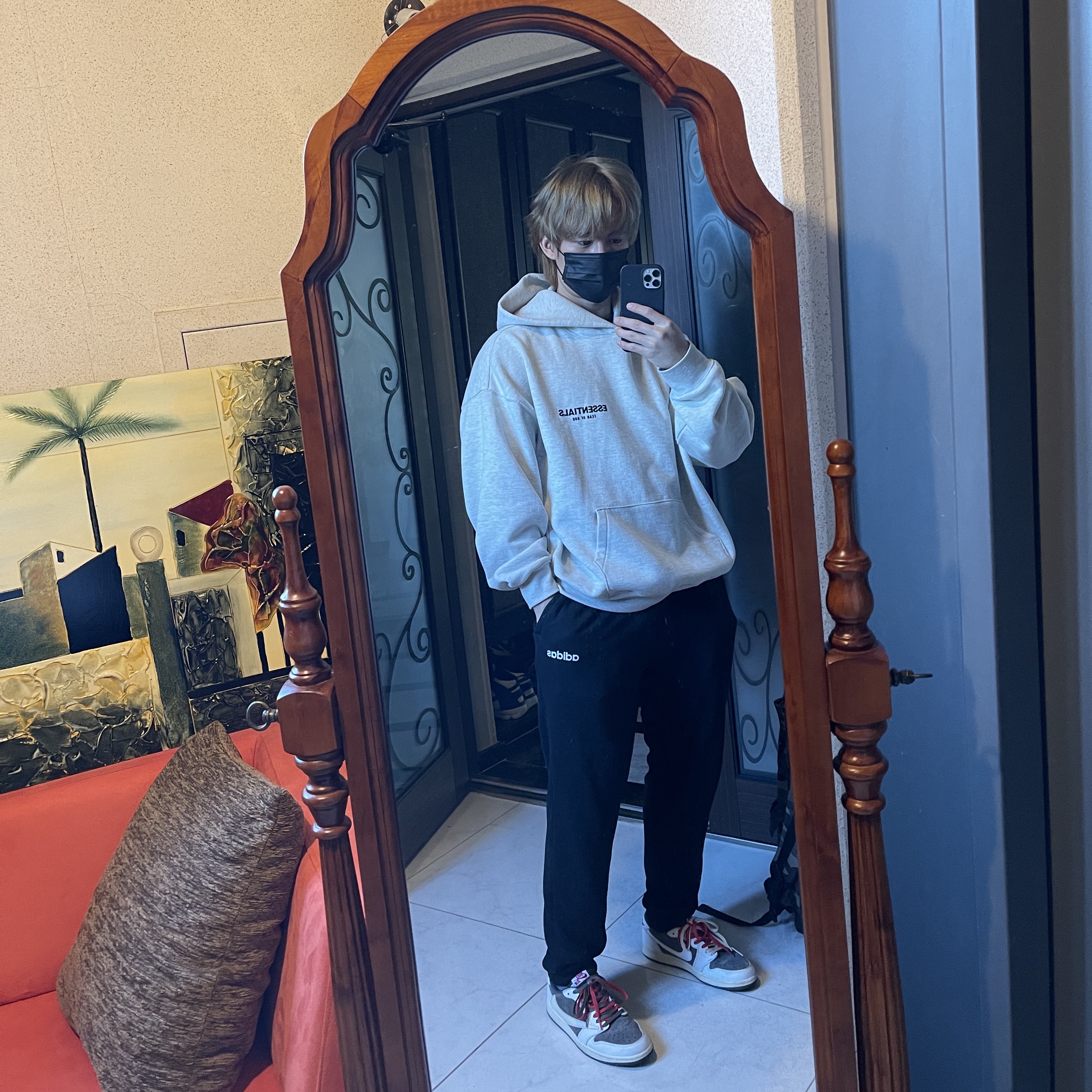 Jordan 1 x Travis Scott Retro Low OG SP Sail and Ridgerock, Essentials The Core Collection Hoodie Light Oatmeal 착용 스타일 - 2