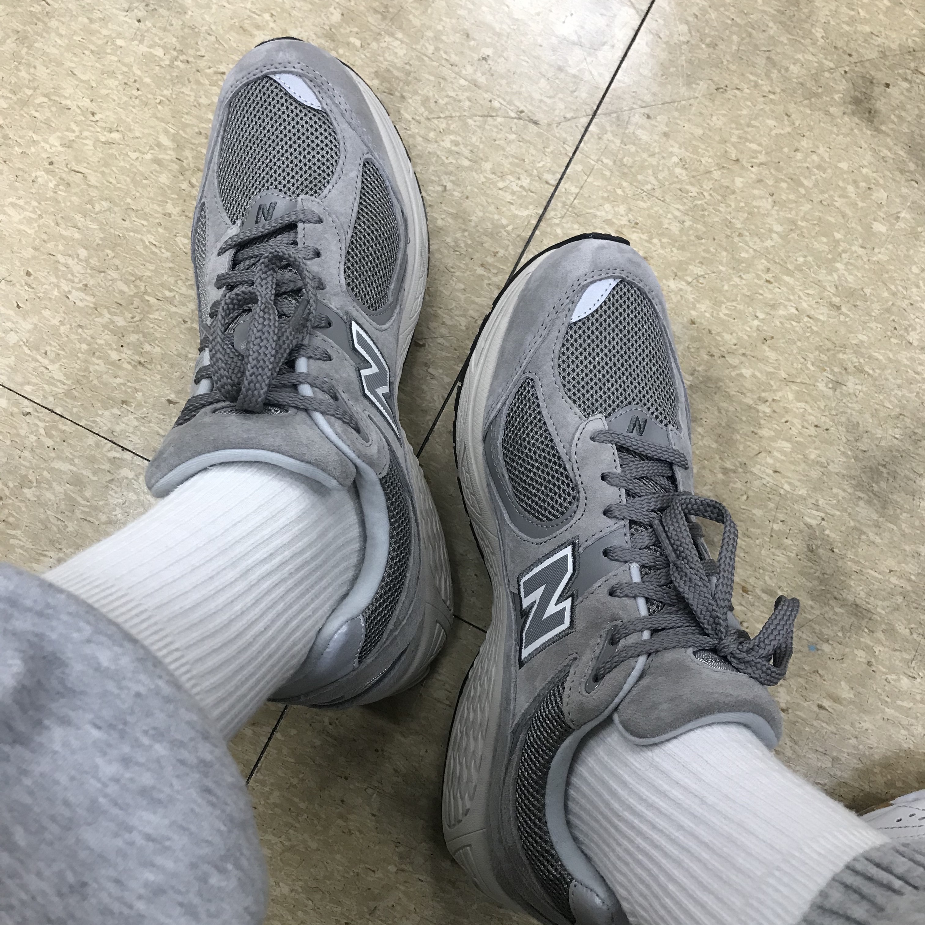 New Balance 2002R Grey 착용 스타일
