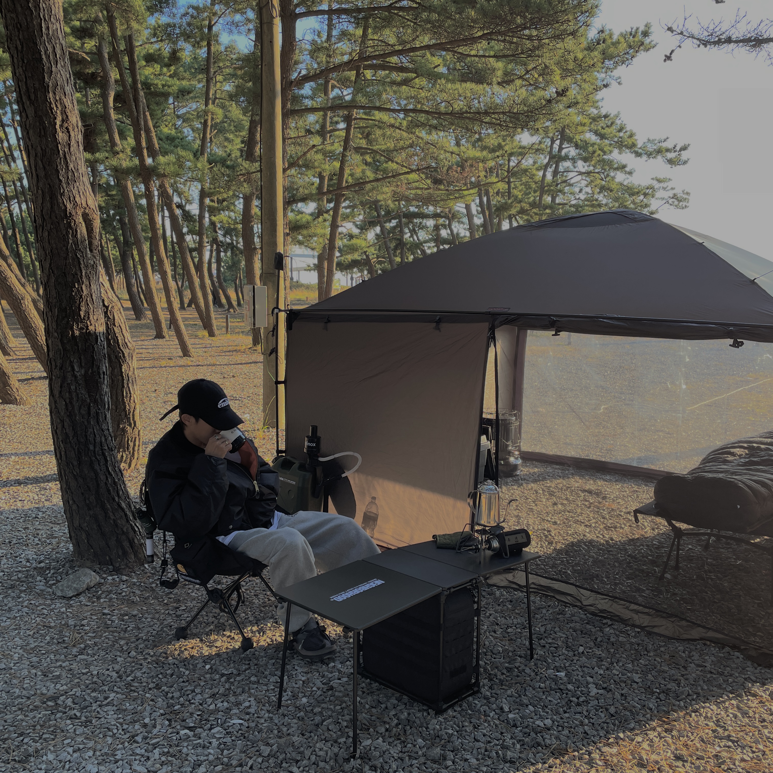 Helinox Tactical Chair Black, Helinox Tactical Field Office M Black 착용 스타일