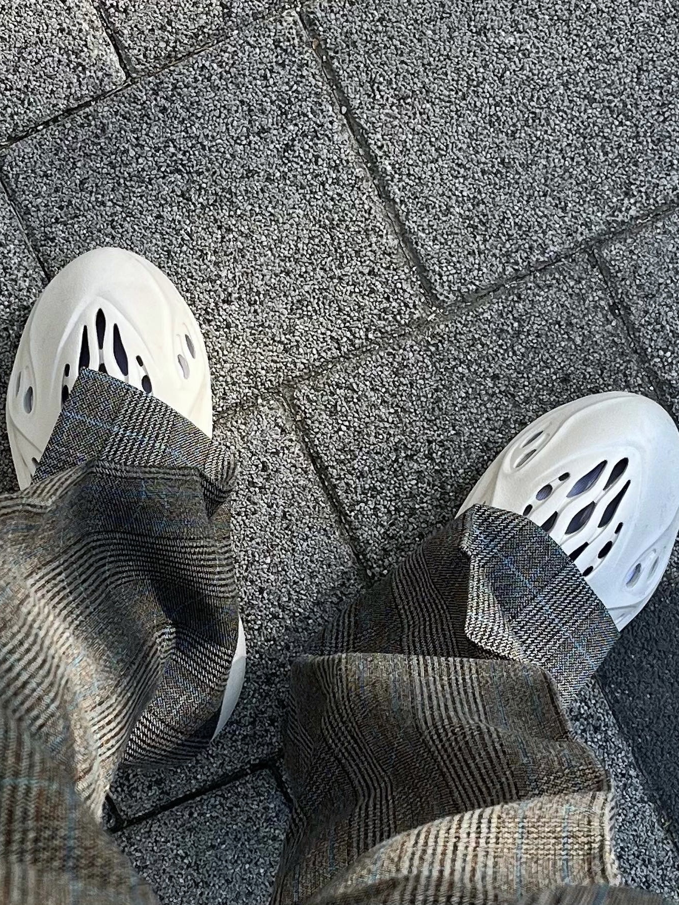 Adidas Yeezy Foam RNNR Ararat 착용 스타일 - 3