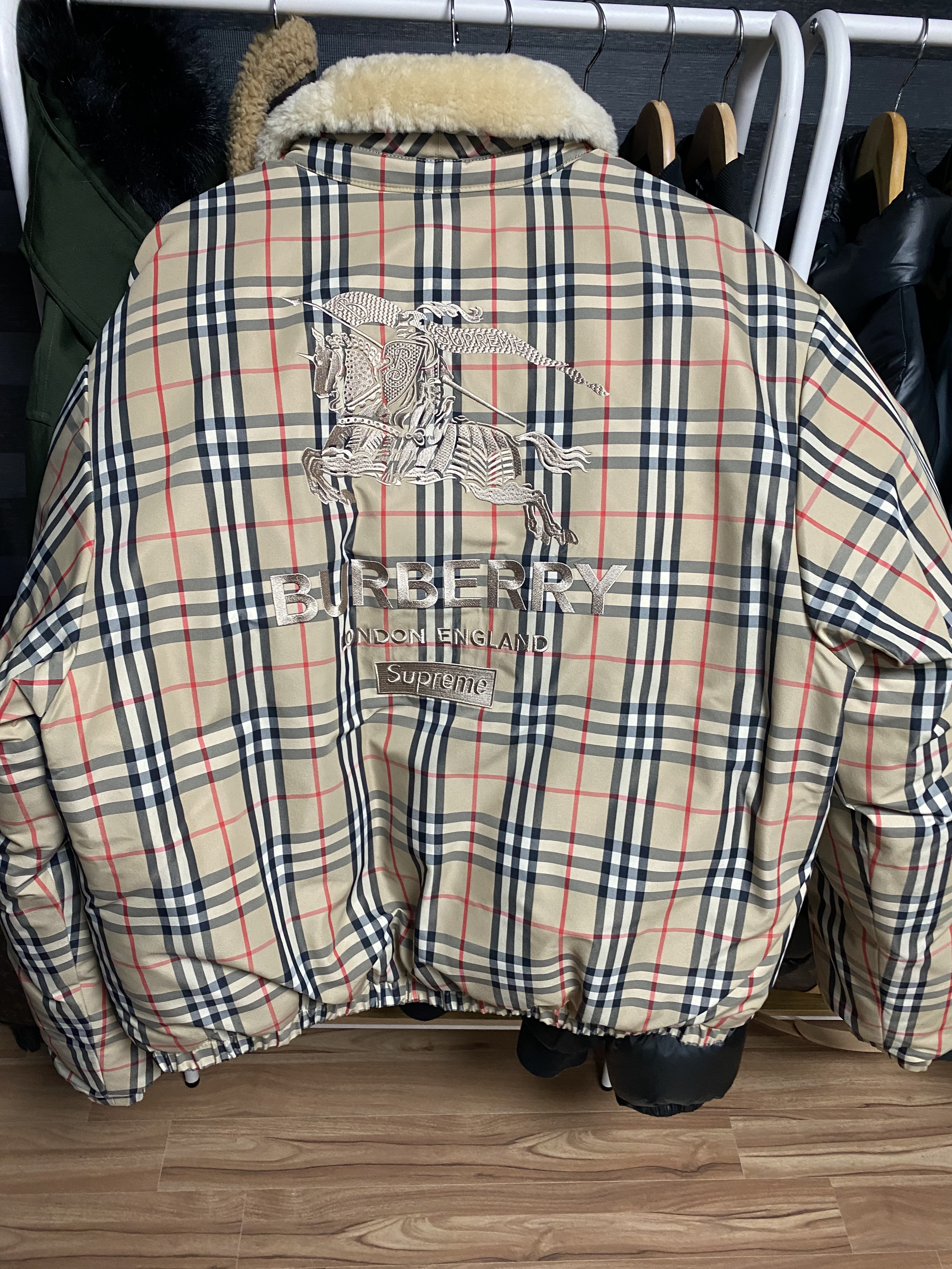 Supreme x Burberry Shearling Collar Down Puffer Jacket Beige - 22SS 착용 스타일 - 2