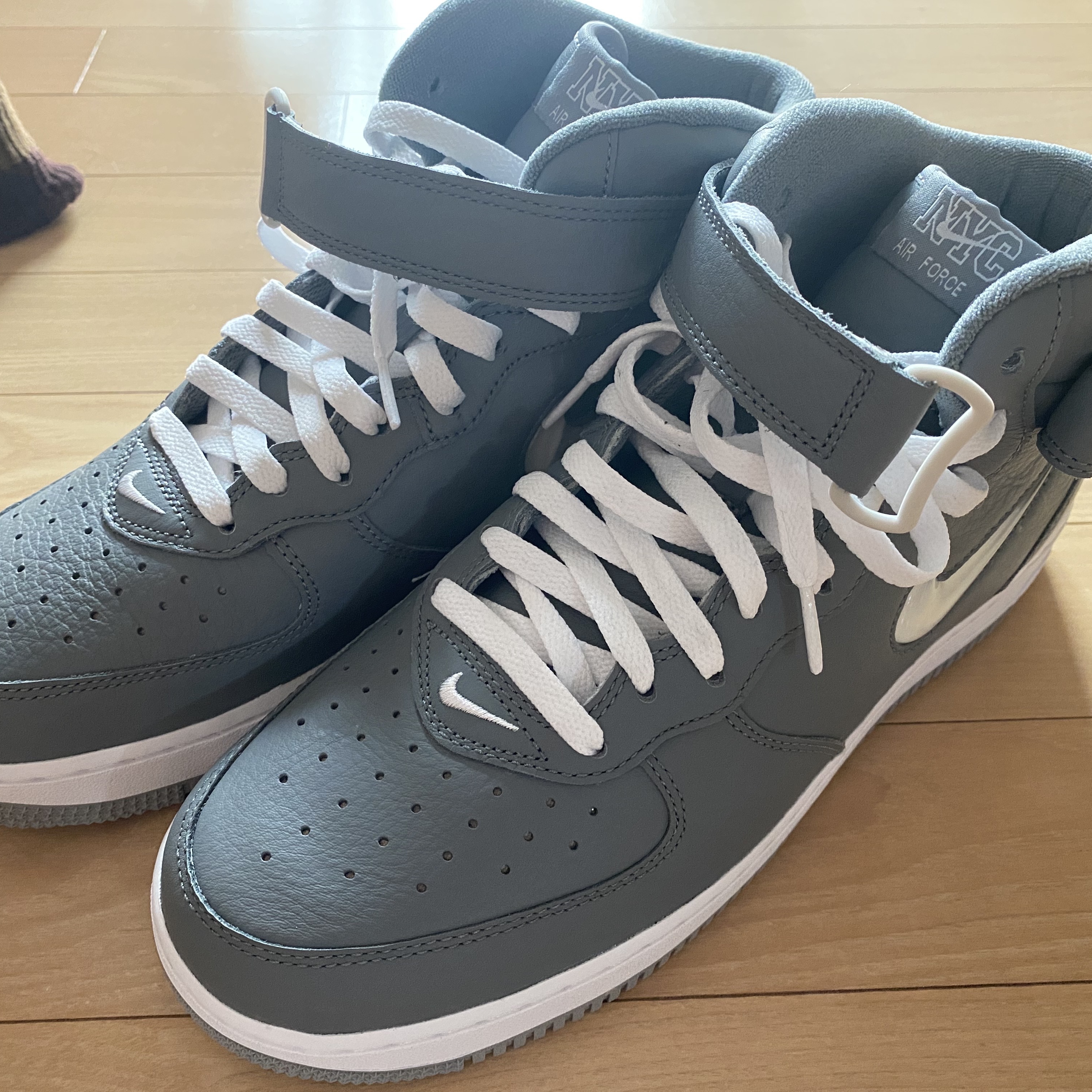 Nike Air Force 1 Mid QS NYC Cool Grey 착용 스타일 - 1